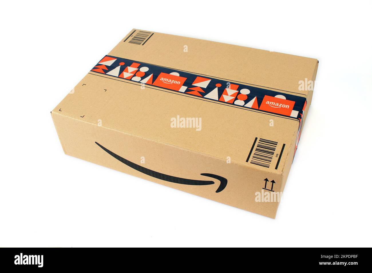 USA, Jahrgang 2022, typischer Amazon Prime Karton für den Online-Handel auf weißem Hintergrund Stockfoto