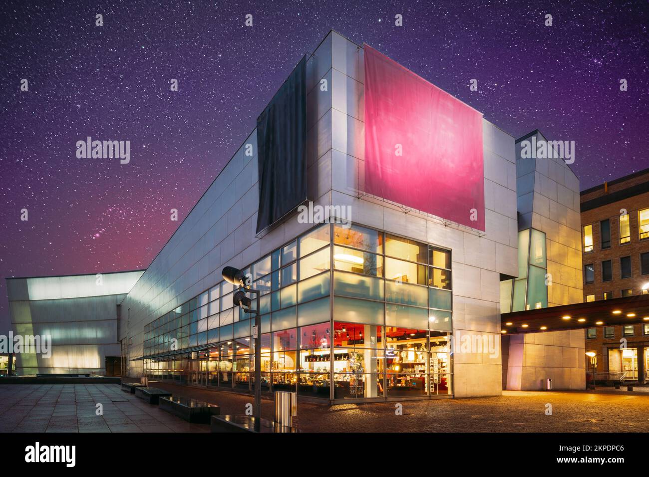 Helsinki, Finnland. Sehr Periphere Sternenhimmel Abendansicht Des Kiasma Museums Für Zeitgenössische Kunst. Museum Stellt Zeitgenössische Kunstsammlung Finnischer Aus Stockfoto