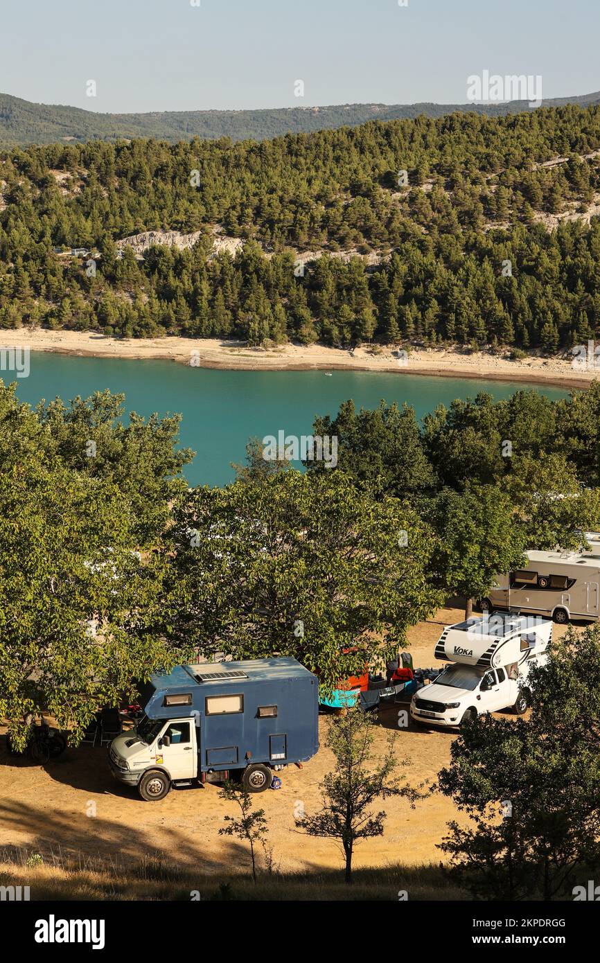 Camping le Galetas, Pont du Galetas, Plage du Galetas, Lac de Sainte Croix, Parc naturel Regional du Verdon, Verdon Gorge, die Verdon Gorge ist ein Flussschlucht in der Region Provence-Alpes-Côte d'Azur im Südosten Frankreichs. Die Gorges du Verdon, der größte Canyon Europas. Die Gorges du Verdon, ein absolutes muss in der Provence, Frankreich und Europa, erwarten Sie und versprechen unvergessliche Erinnerungen! Gilt als französischer „Grand Canyon“. Er ist etwa 25 km lang und bis zu 700 Meter tief. August, Hitzewelle, Sommer, Dürre, trocken, Flussbett, Flussbett, Europa, europäisch Stockfoto