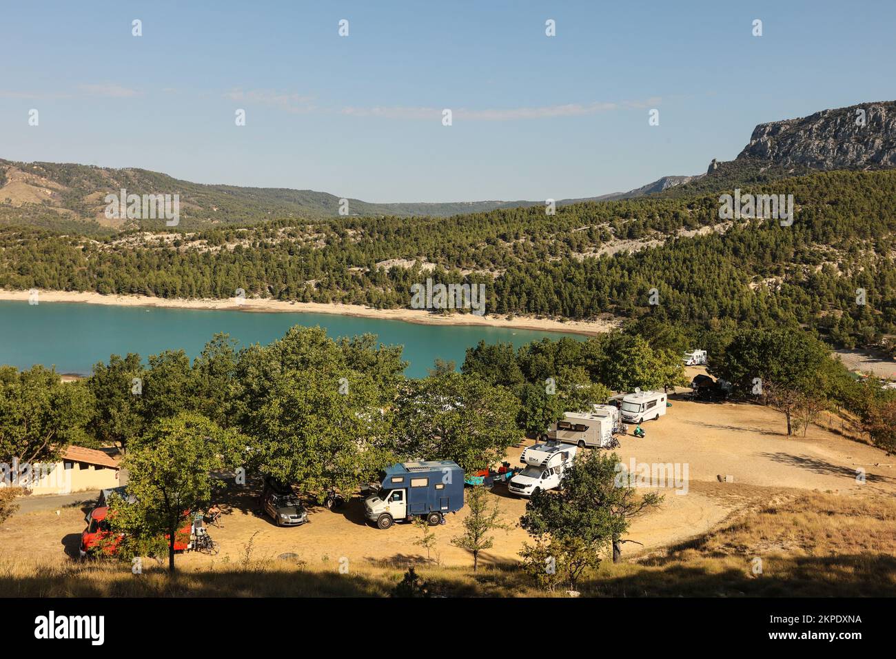 Camping le Galetas, Pont du Galetas, Plage du Galetas, Lac de Sainte Croix, Parc naturel Regional du Verdon, Verdon Gorge, die Verdon Gorge ist ein Flussschlucht in der Region Provence-Alpes-Côte d'Azur im Südosten Frankreichs. Die Gorges du Verdon, der größte Canyon Europas. Die Gorges du Verdon, ein absolutes muss in der Provence, Frankreich und Europa, erwarten Sie und versprechen unvergessliche Erinnerungen! Gilt als französischer „Grand Canyon“. Er ist etwa 25 km lang und bis zu 700 Meter tief. August, Hitzewelle, Sommer, Dürre, trocken, Flussbett, Flussbett, Europa, europäisch Stockfoto