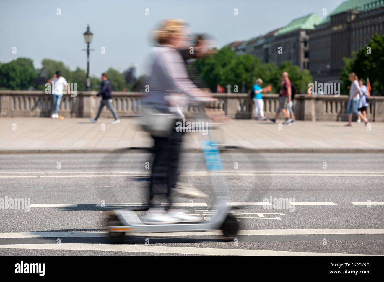 Elektrischer Roller und Fahrrad auf einem Radweg in hamburg Stockfoto