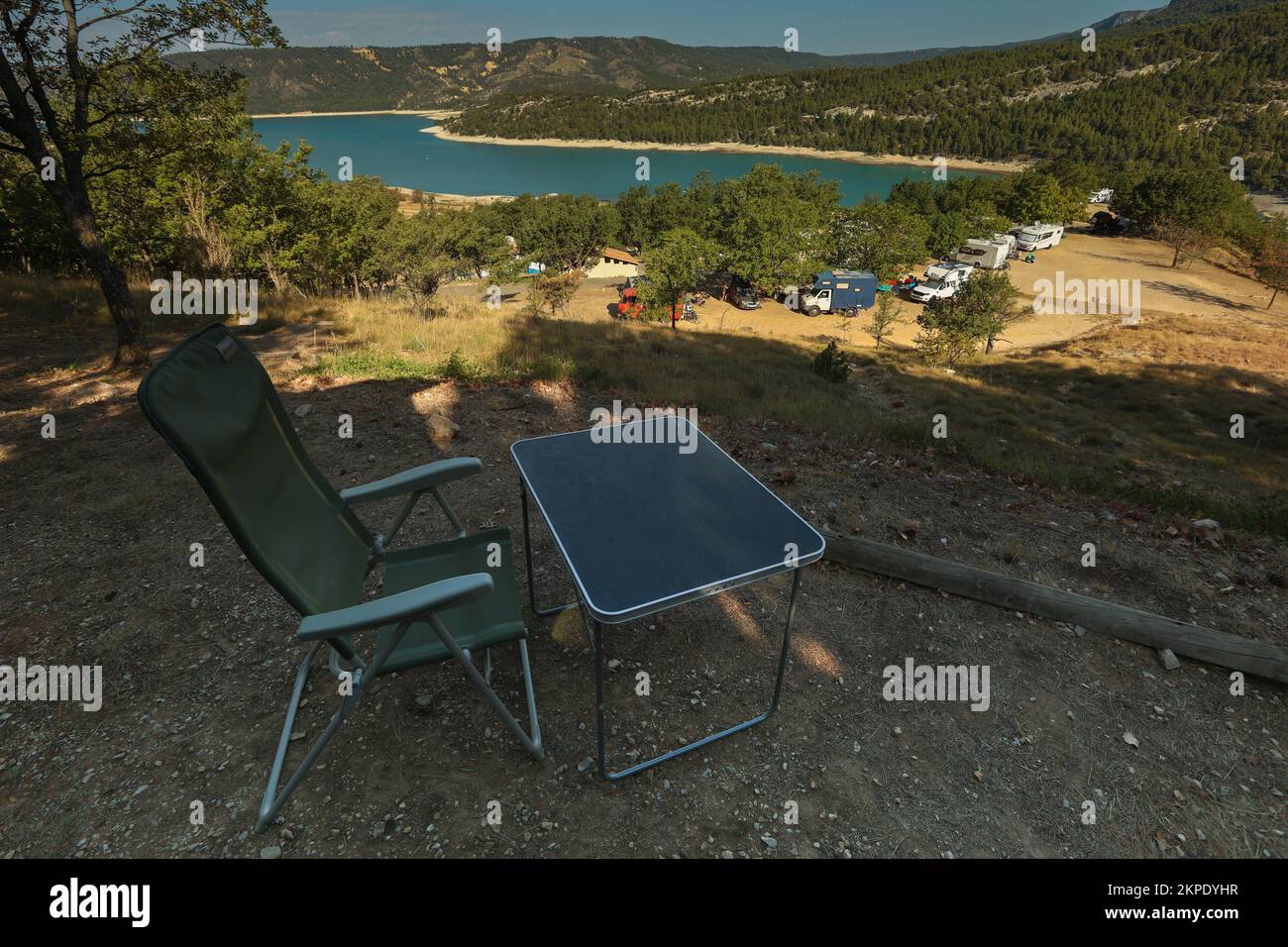 Camping le Galetas, Pont du Galetas, Plage du Galetas, Lac de Sainte Croix, Parc naturel Regional du Verdon, Verdon Gorge, die Verdon Gorge ist ein Flussschlucht in der Region Provence-Alpes-Côte d'Azur im Südosten Frankreichs. Die Gorges du Verdon, der größte Canyon Europas. Die Gorges du Verdon, ein absolutes muss in der Provence, Frankreich und Europa, erwarten Sie und versprechen unvergessliche Erinnerungen! Gilt als französischer „Grand Canyon“. Er ist etwa 25 km lang und bis zu 700 Meter tief. August, Hitzewelle, Sommer, Dürre, trocken, Flussbett, Flussbett, Europa, europäisch Stockfoto