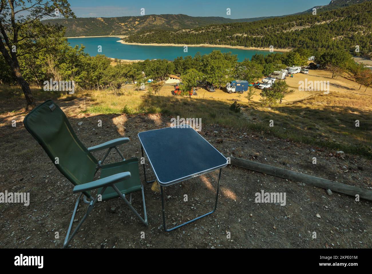 Camping le Galetas, Pont du Galetas, Plage du Galetas, Lac de Sainte Croix, Parc naturel Regional du Verdon, Verdon Gorge, die Verdon Gorge ist ein Flussschlucht in der Region Provence-Alpes-Côte d'Azur im Südosten Frankreichs. Die Gorges du Verdon, der größte Canyon Europas. Die Gorges du Verdon, ein absolutes muss in der Provence, Frankreich und Europa, erwarten Sie und versprechen unvergessliche Erinnerungen! Gilt als französischer „Grand Canyon“. Er ist etwa 25 km lang und bis zu 700 Meter tief. August, Hitzewelle, Sommer, Dürre, trocken, Flussbett, Flussbett, Europa, europäisch Stockfoto