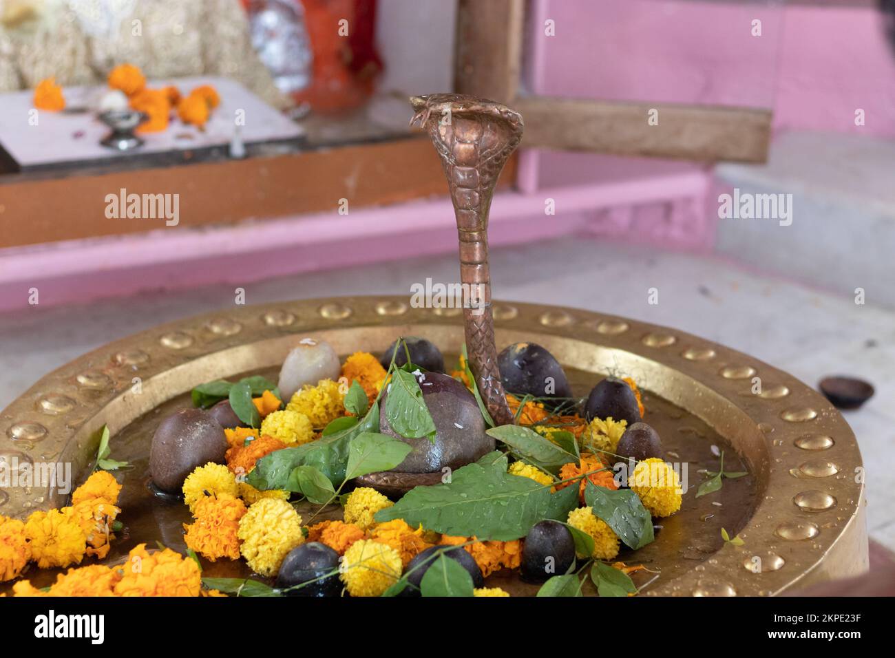 hinduistischer gott Shivalinga betete im Tempel mit Blumen und Glockenpapier an Stockfoto