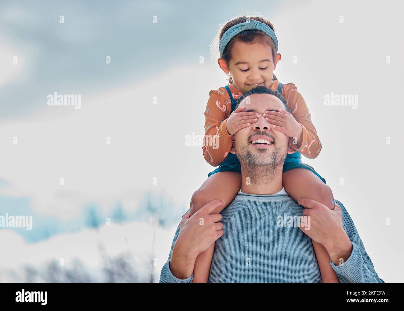 Vater, Kind auf Schulter und Hände auf Augen auf Naturwanderung für glückliche Bindung, Familienzeit und Beziehungsliebe. Dad, Mädchen und kleine Tochter mit einem Stockfoto