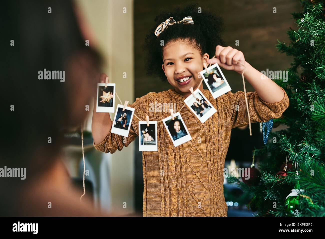 Mädchen, Fotoreihe oder am weihnachtsbaum hängen, Familienheim oder Weihnachtsdekoration. Kind, Bilder oder Innendesign für Feiern Stockfoto