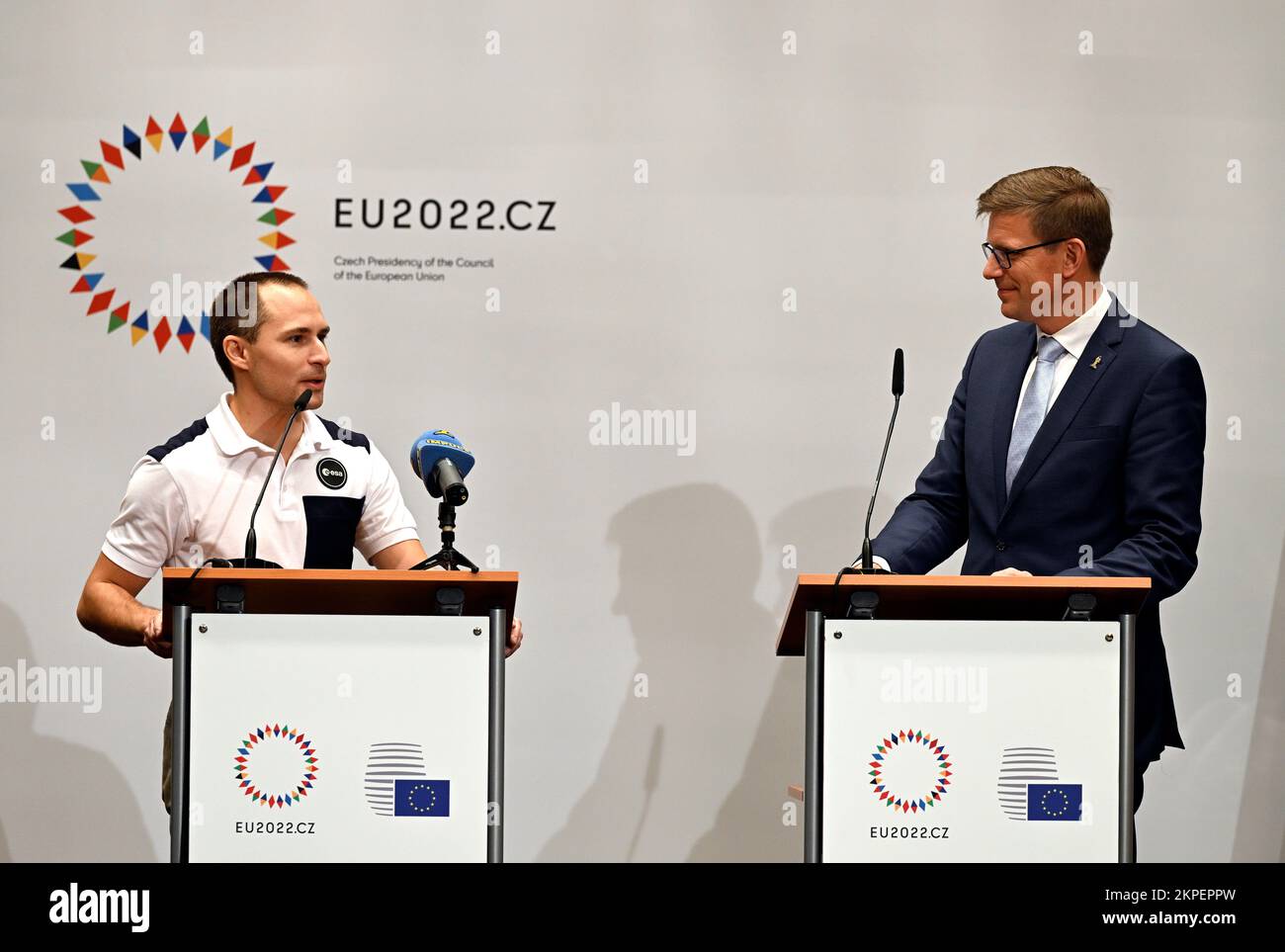Prag, Tschechische Republik. 28.. November 2022. Von der Linken Pilot und Astronauten-Reserveteam der Europäischen Weltraumorganisation Ales Svoboda und der tschechische Verkehrsminister Martin Kupka (ODS) sprechen auf der Pressekonferenz des Festivals der Tschechischen Weltraumwoche in Prag am 28. November 2022. Kredit: Katerina Sulova/CTK Photo/Alamy Live News Stockfoto