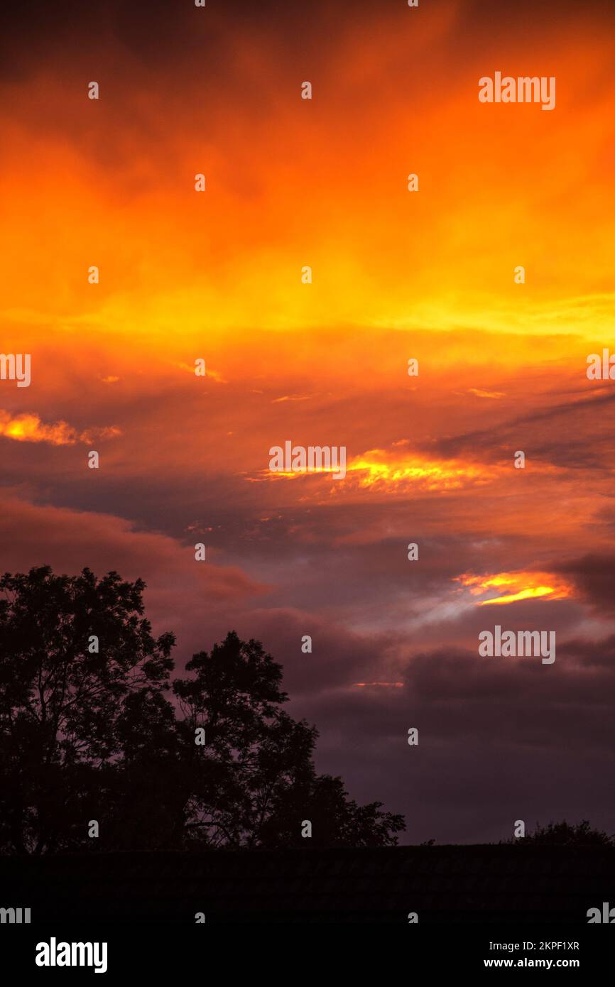 Dieser spektakuläre Sonnenuntergang fand im späten Aaugust in Burnley in Lancashire in Nordengland statt Stockfoto Dieser spektakuläre Sonnenuntergang fand im späten Aaugust in Burnley in Lancashire in Nordengland statt Stockfoto