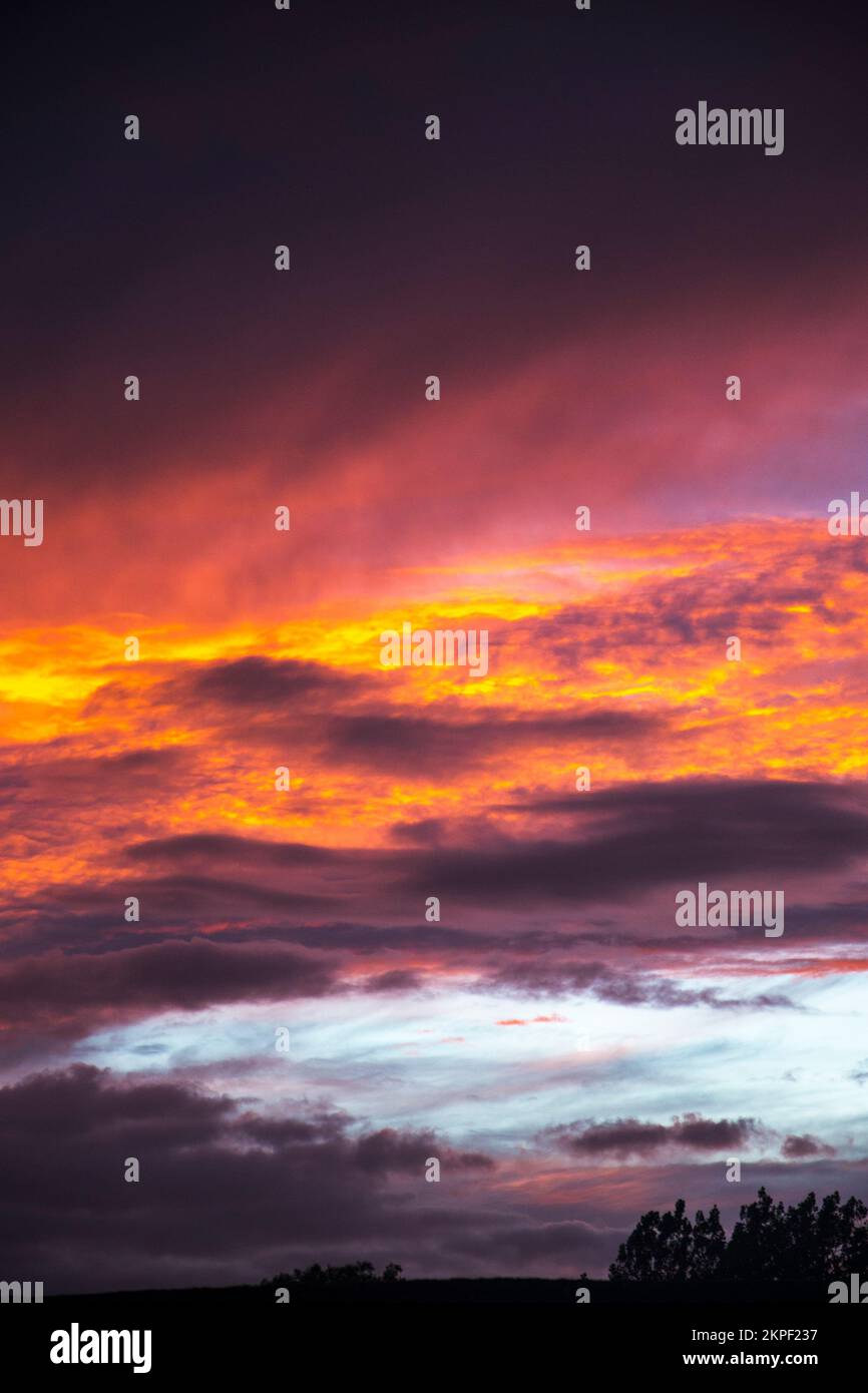Dieser spektakuläre Sonnenuntergang fand im späten Aaugust in Burnley in Lancashire in Nordengland statt Stockfoto Dieser spektakuläre Sonnenuntergang fand im späten Aaugust in Burnley in Lancashire in Nordengland statt Stockfoto