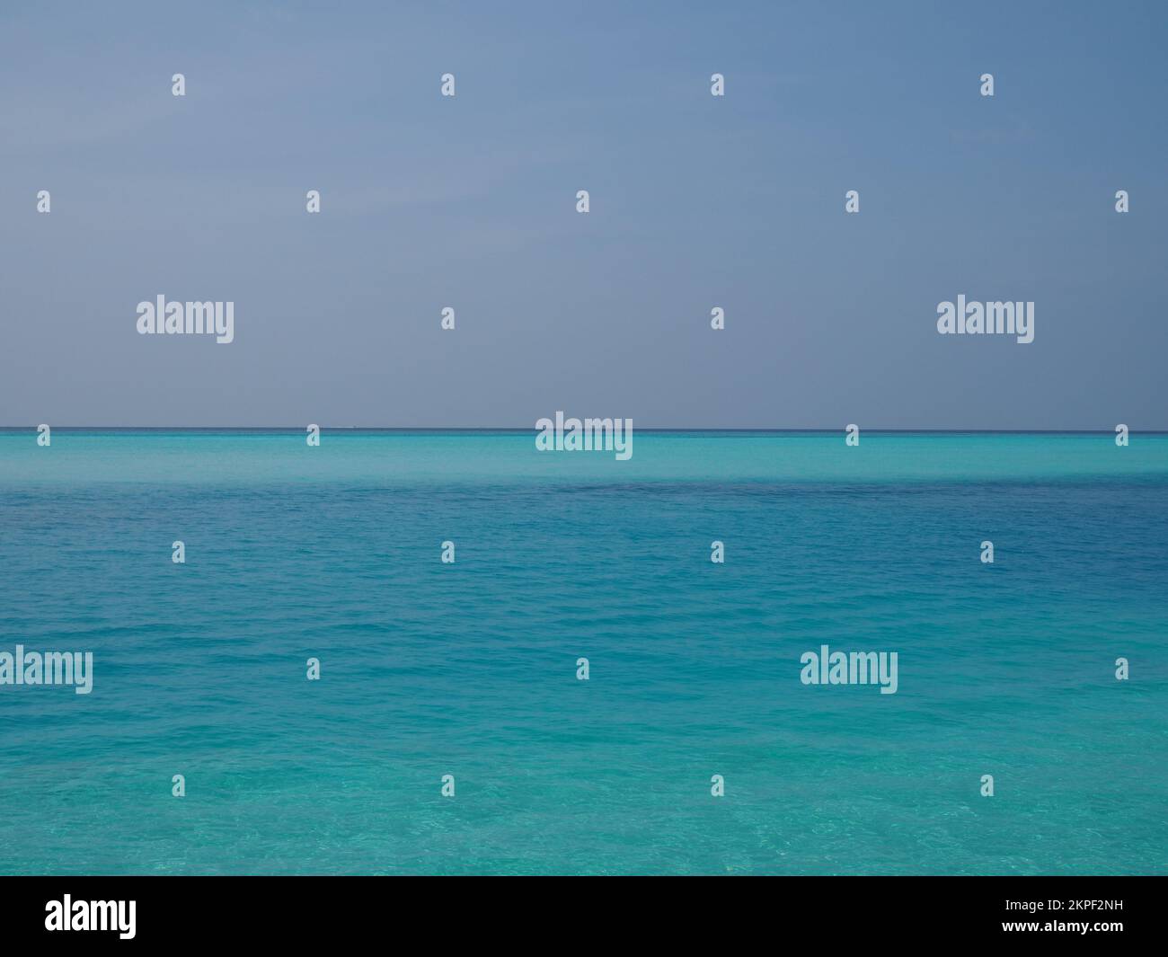 Klares türkisfarbenes Meer und blauer Himmel, sonst nichts (Indischer Ozean) Stockfoto