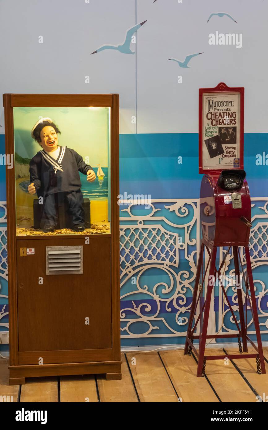 England, Hampshire, Basingstoke, Milestones Living History Museum, Ausstellung alter Spielautomaten Stockfoto