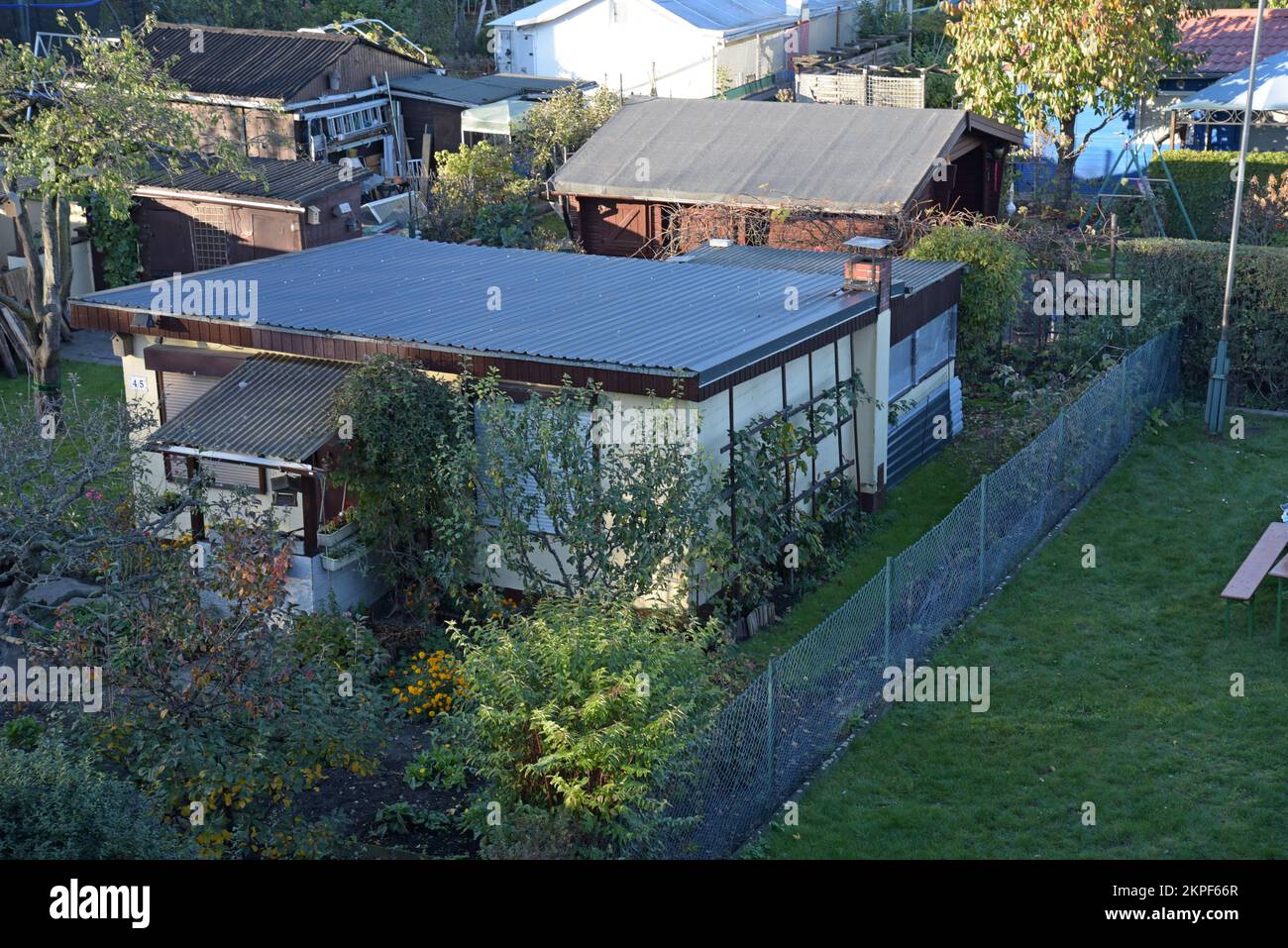 Deutsche Freizeit- oder Zuteilungsgärten, bekannt als Kleingarten oder Schrebergarten, die für die Freizeit und den Anbau von Gemüse und anderen Pflanzen genutzt werden. Berlin, Deutschland Stockfoto