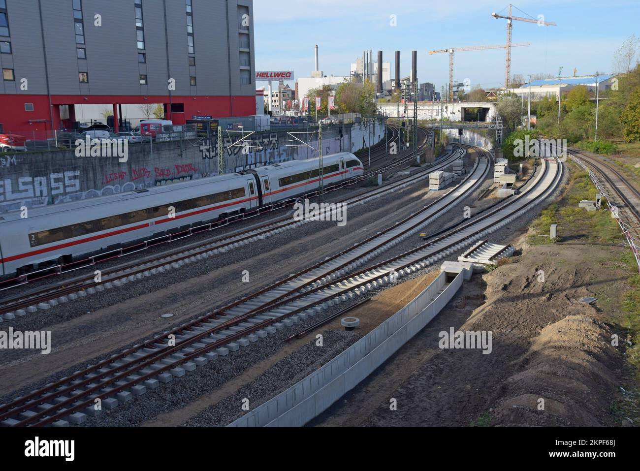 Eine ICE-Bahn Der Deutschen Bahn Fährt Am Standort Der Neuen S-Bahn ...