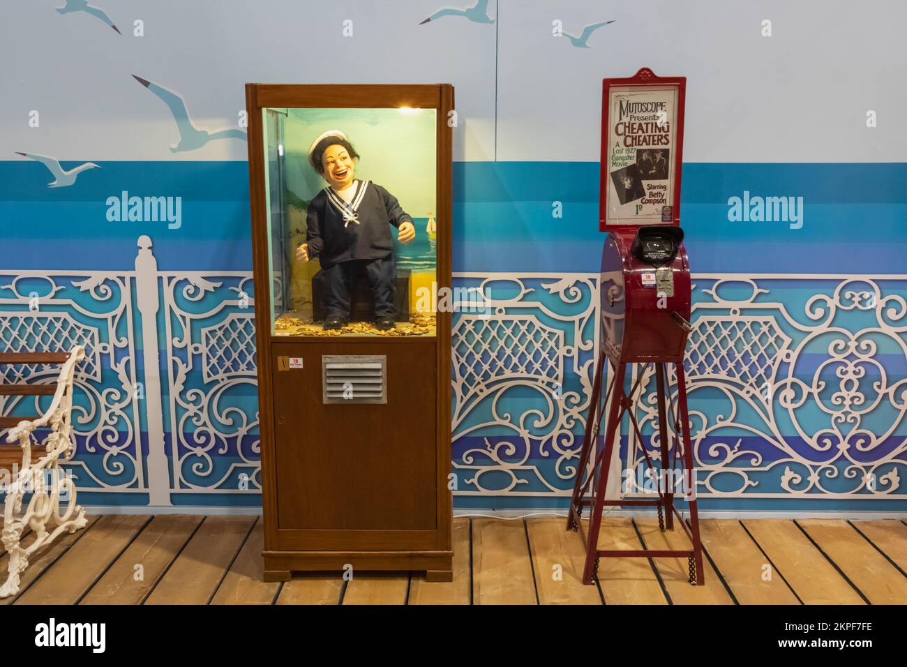 England, Hampshire, Basingstoke, Milestones Living History Museum, Ausstellung alter Spielautomaten Stockfoto