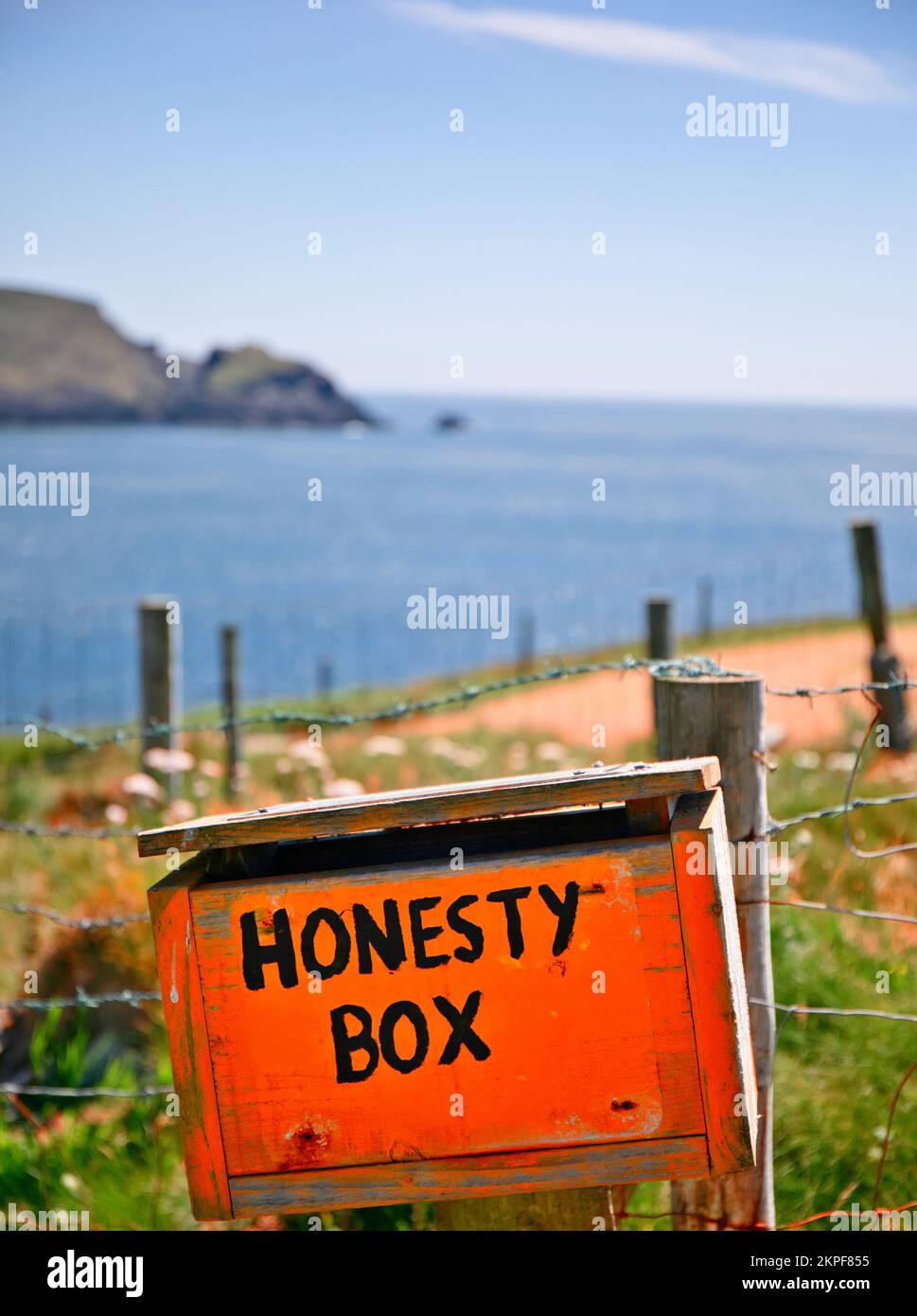 Orange ehrliche box -Fotos und -Bildmaterial in hoher Auflösung – Alamy