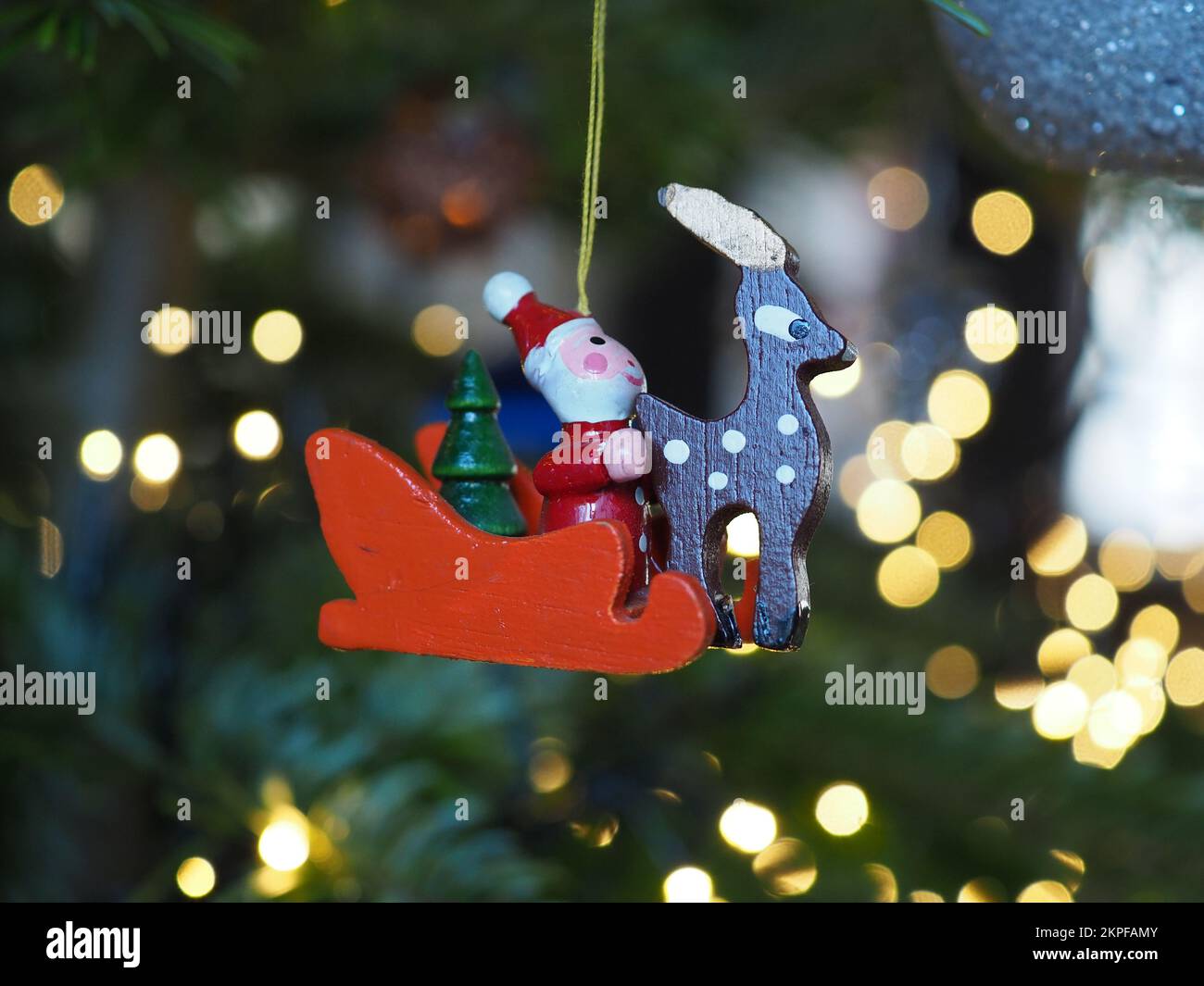 Nahaufnahme von Weihnachtsbaumschmuck im Retro-Stil mit Bokeh-Lichtern Stockfoto