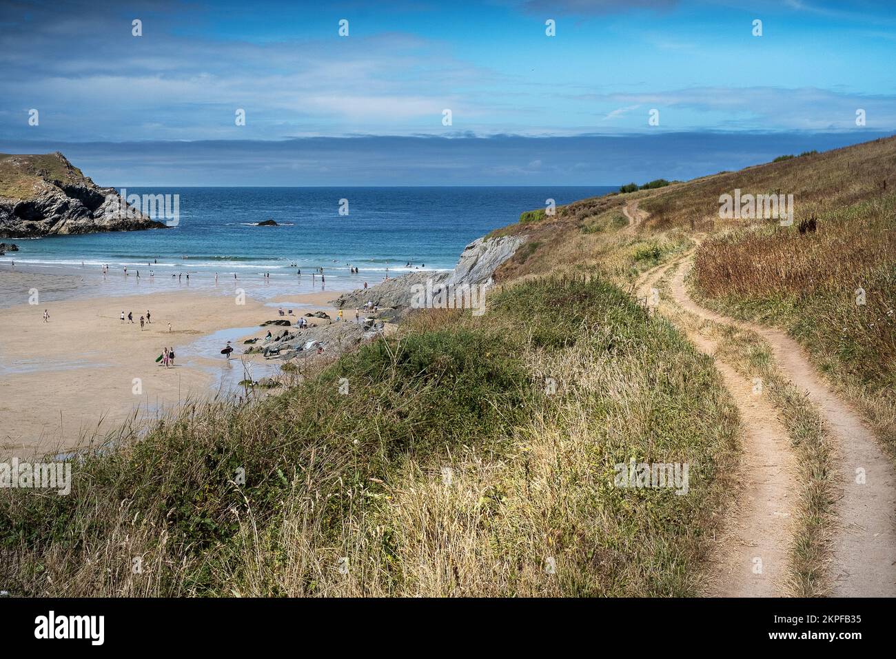 Der raue Küstenpfad mit Blick auf den abgeschiedenen Polly Porth Witz an der Küste von Newquay in Cornwall in Großbritannien. Stockfoto