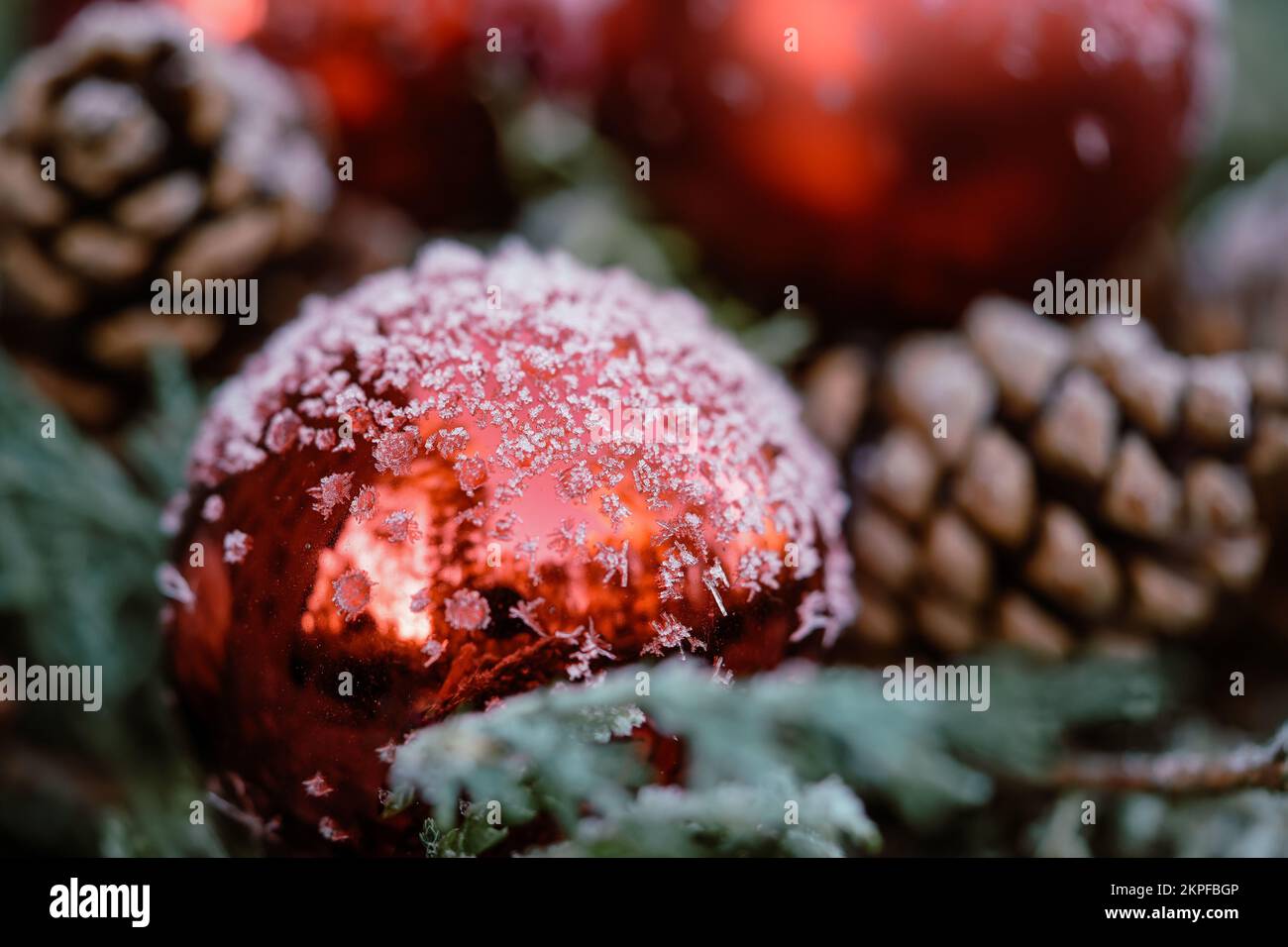 Ein roter Weihnachtsball mit Schneeflocken Stockfoto