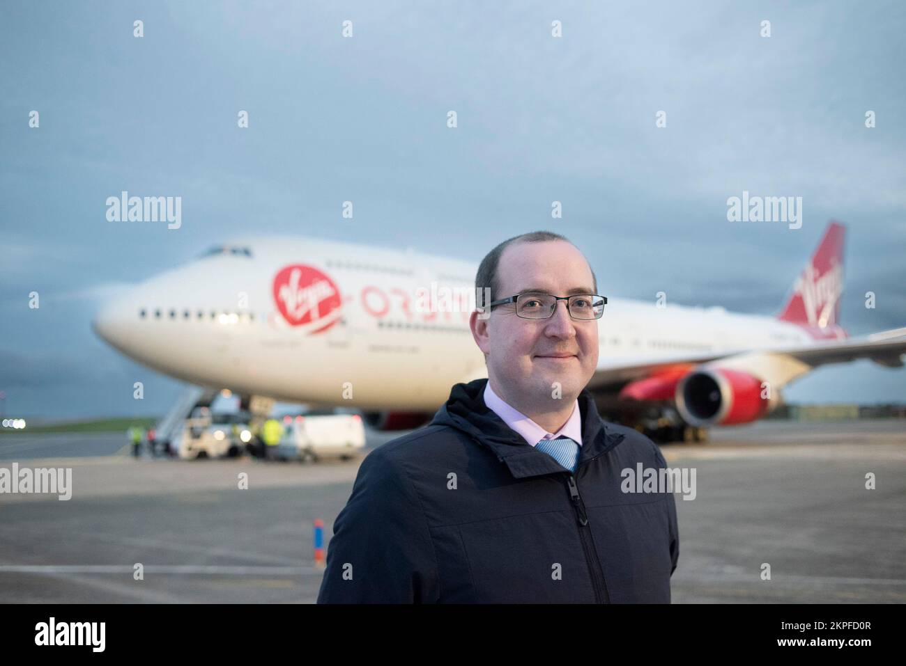 Ein sehr zufriedener Matt Archer, Commercial Space Director bei der UK Space Agency vor Virgin Orbit stehend, Cosmic Girl eine 747-400 umgebaute Rakete Stockfoto