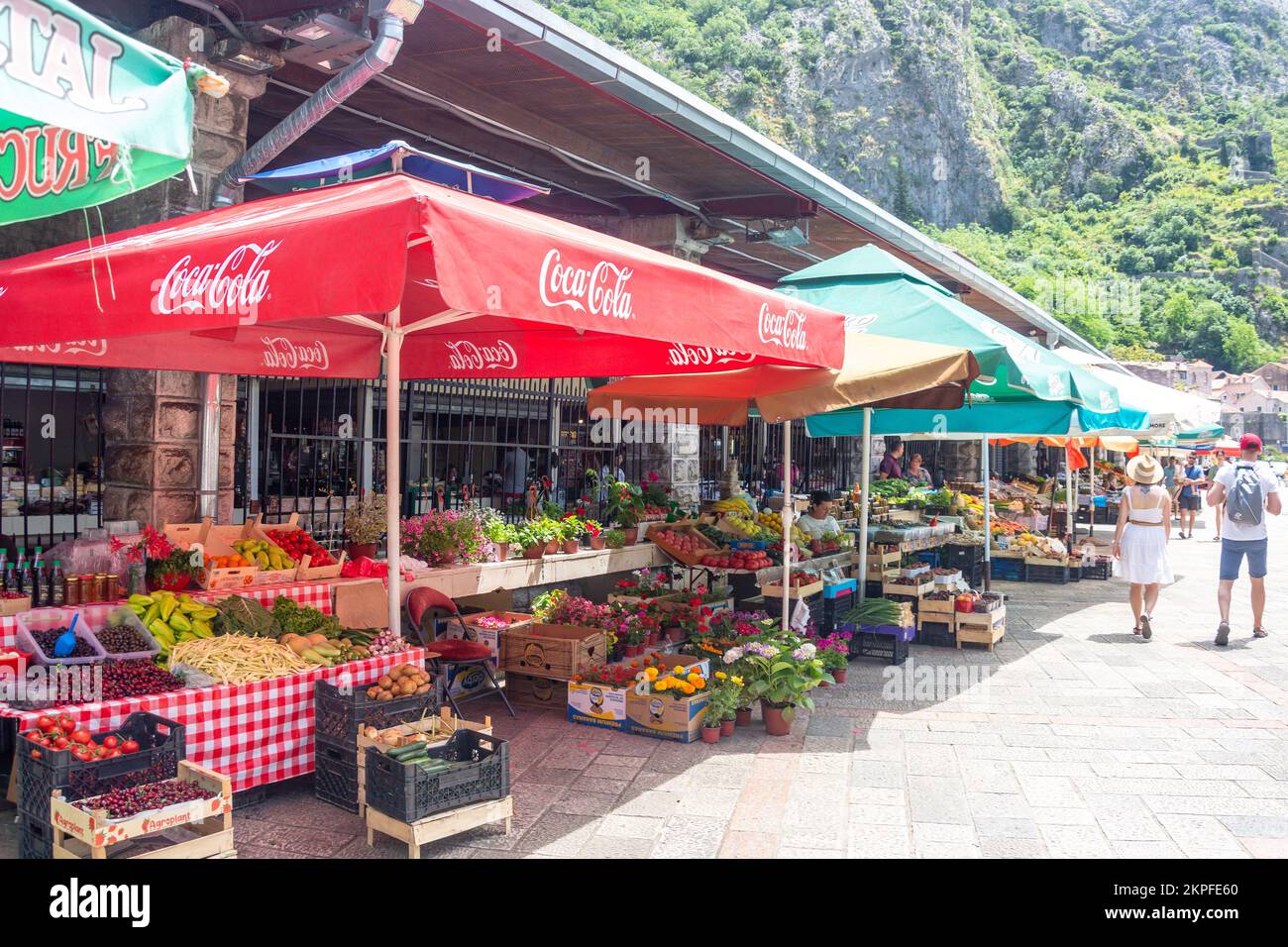 Obst- und Gemüsemarkt Stände außerhalb der Altstadt Mauern, Kotor, Dalmatien, Montenegro Stockfoto