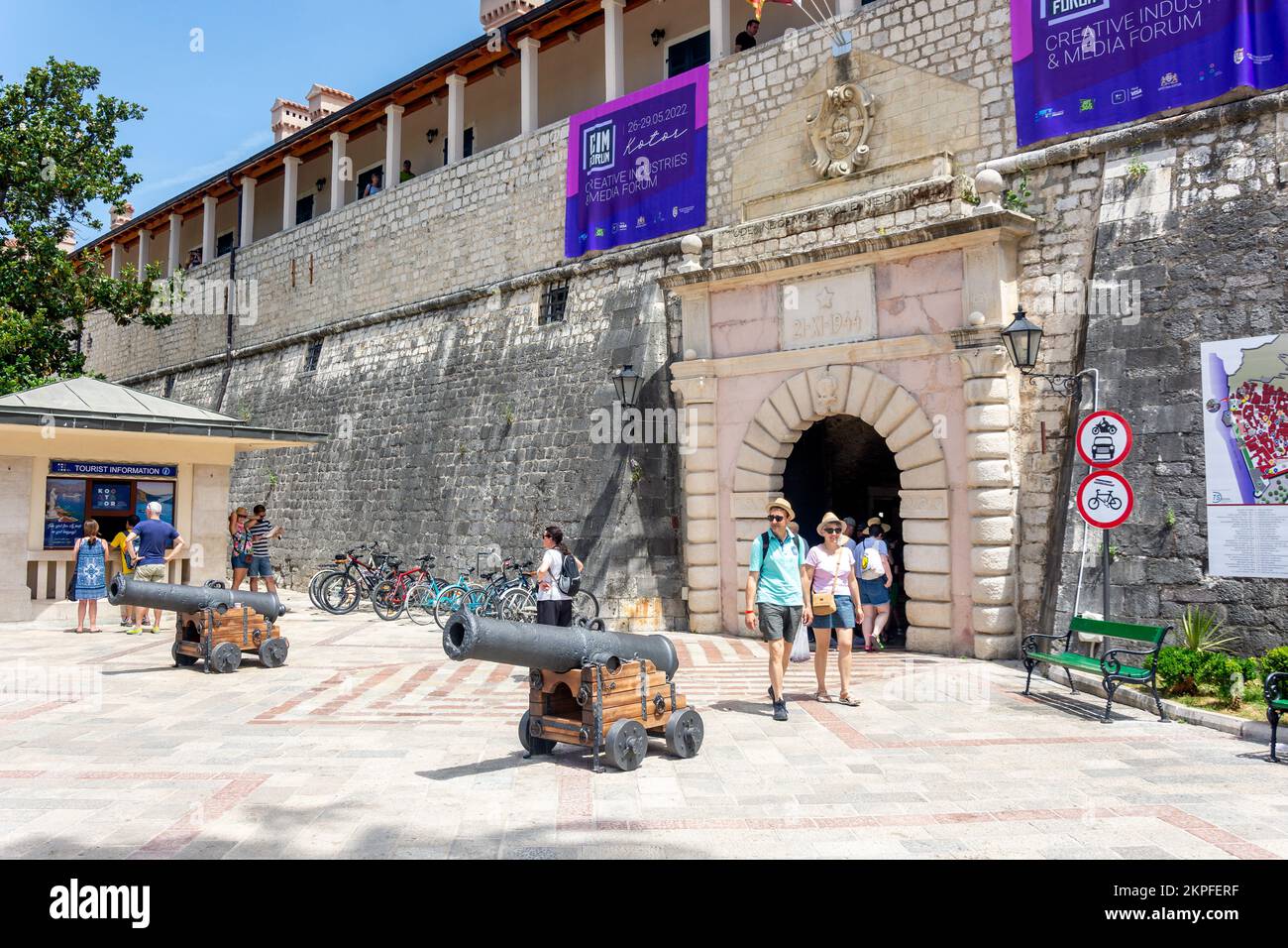 Historische Kanone am Tor zur Altstadt, Kotor, Dalmatien, Montenegro Stockfoto
