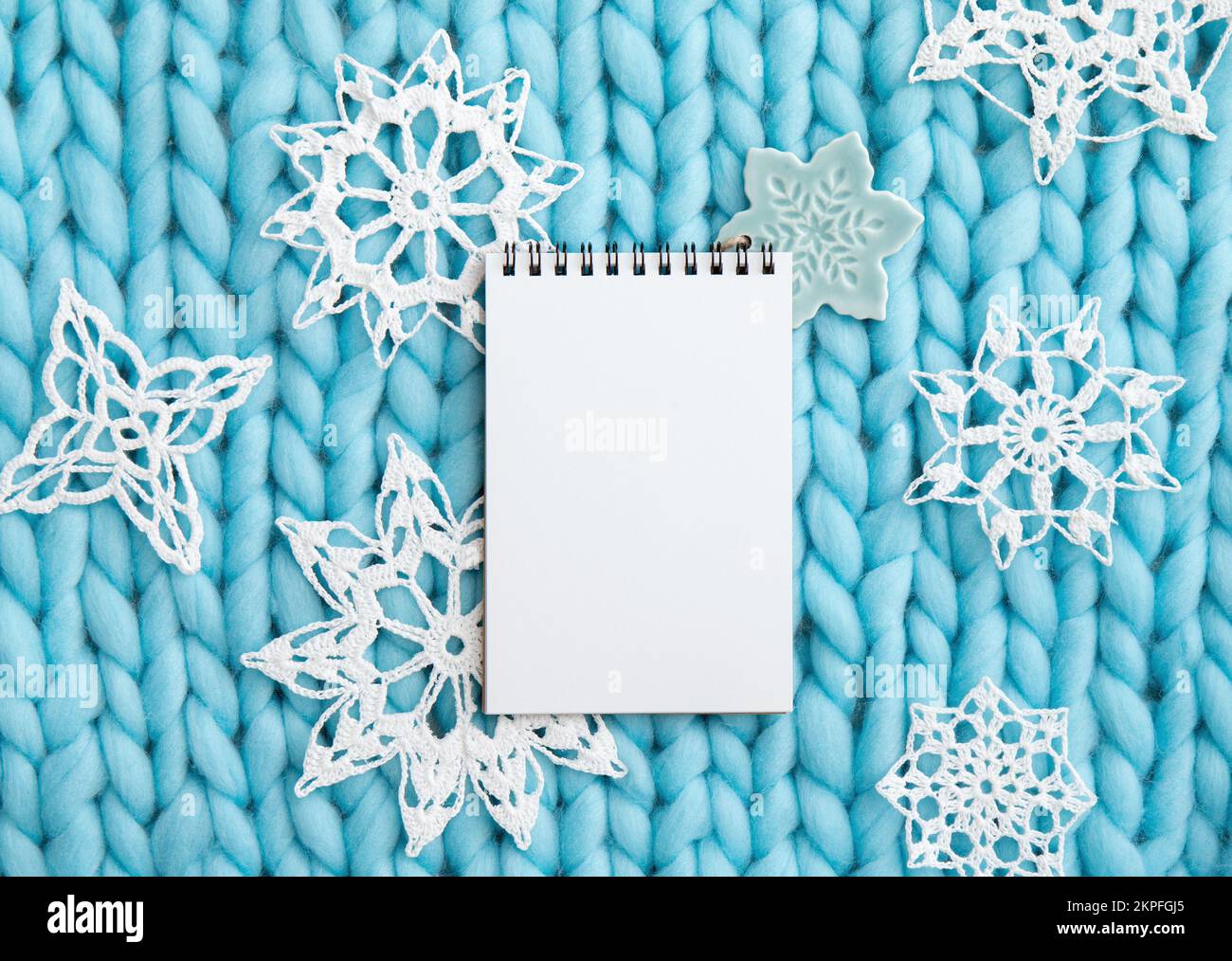 Über der Ansicht einer leeren Seite des Whitepaper-Notizbuchs zum Erstellen von Weihnachtsgeschenken Wunschzettel oder Schreiben eines Briefes an den Weihnachtsmann, Hintergrund der Weihnachtswerbung Stockfoto