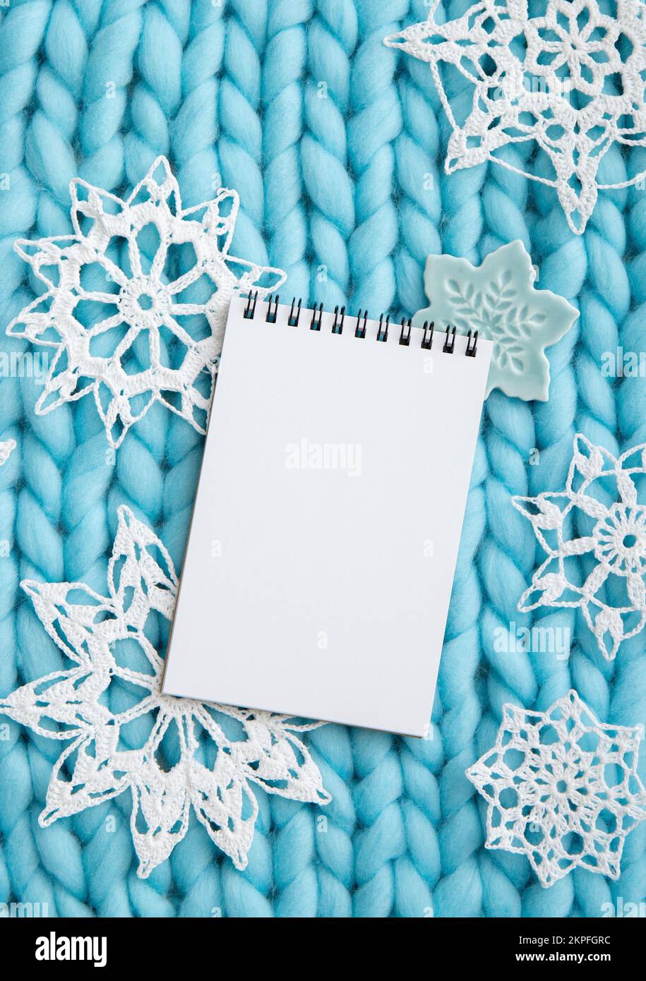 Über der Ansicht einer leeren Seite des Whitepaper-Notizbuchs zum Erstellen von Weihnachtsgeschenken Wunschzettel oder Schreiben eines Briefes an den Weihnachtsmann, Hintergrund der Weihnachtswerbung Stockfoto