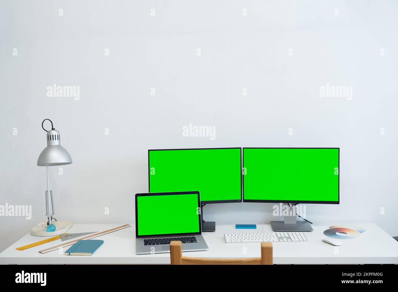 Green Screen Monitor steht auf dem Büroschreibtisch - Persönliches Computermodell. Stockfoto