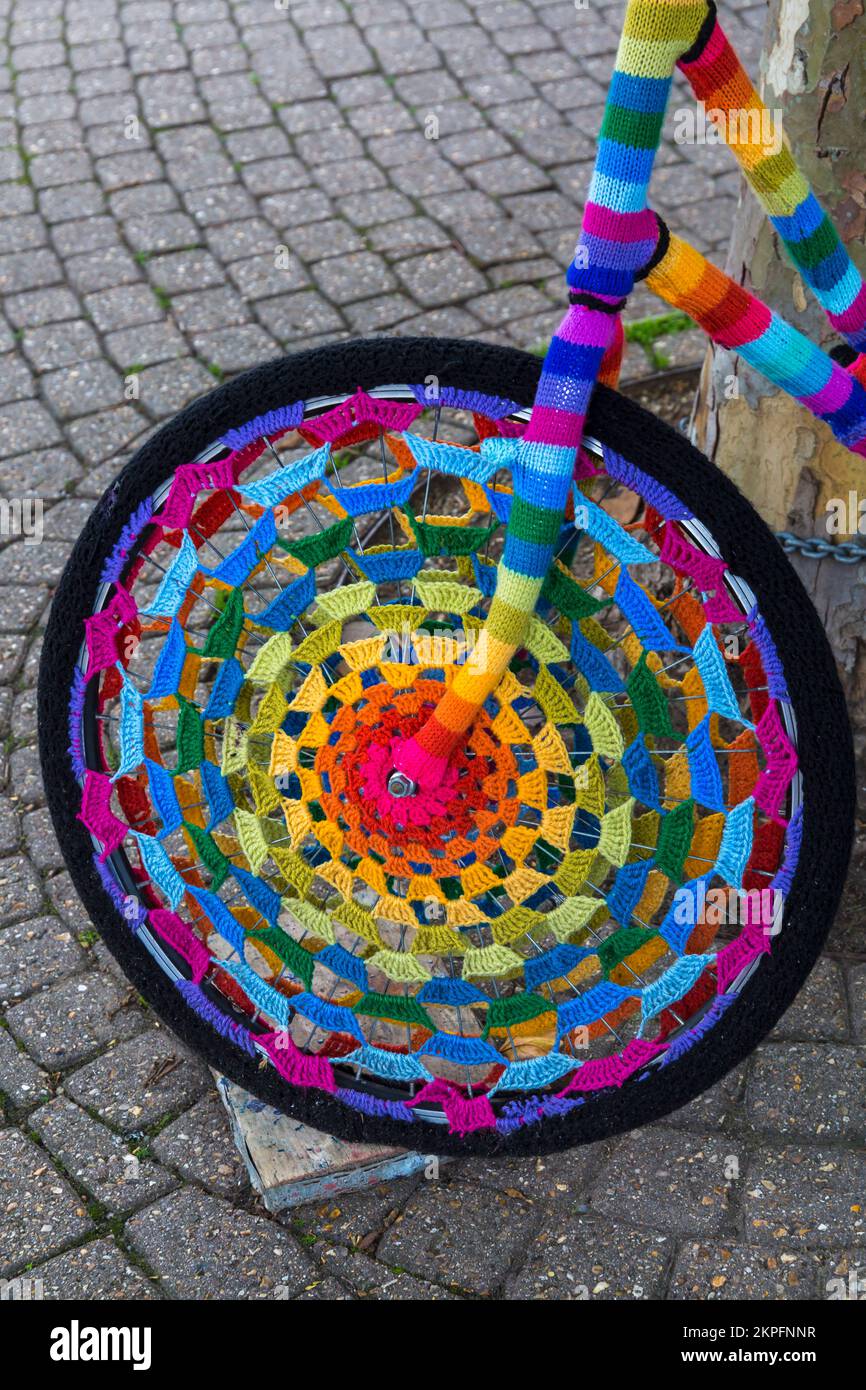 Farbenfrohes Garnbombenfahrrad, gestricktes Rad mit Garnbombe im Oktober in Weymouth, Dorset, Großbritannien Stockfoto