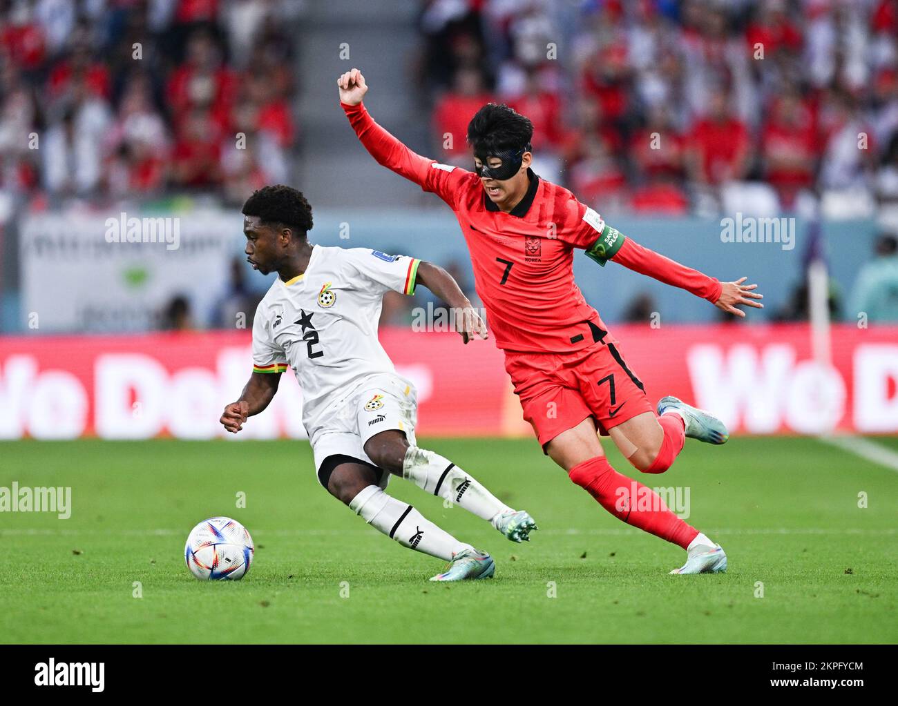 Al-Rayyan, Katar. 28.. November 2022. Sohn Heung-min (R) aus Südkorea verteidigt Tariq Lamptey von Ghana während des Group-H-Spiels zwischen Südkorea und Ghana bei der FIFA-Weltmeisterschaft 2022 im Education City Stadium in Al Rayyan, Katar, 28. November 2022. Kredit: Xin Yuewei/Xinhua/Alamy Live News Stockfoto