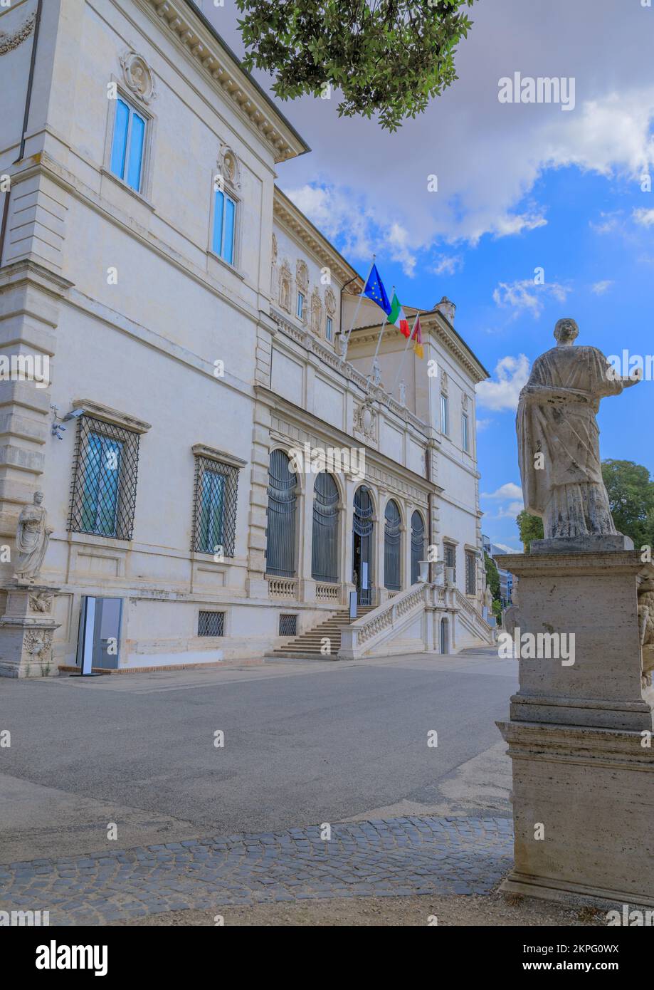 Blick auf die Fassade der Galleria Borghese im öffentlichen Park der Villa Borghese in Rom, Italien. Stockfoto