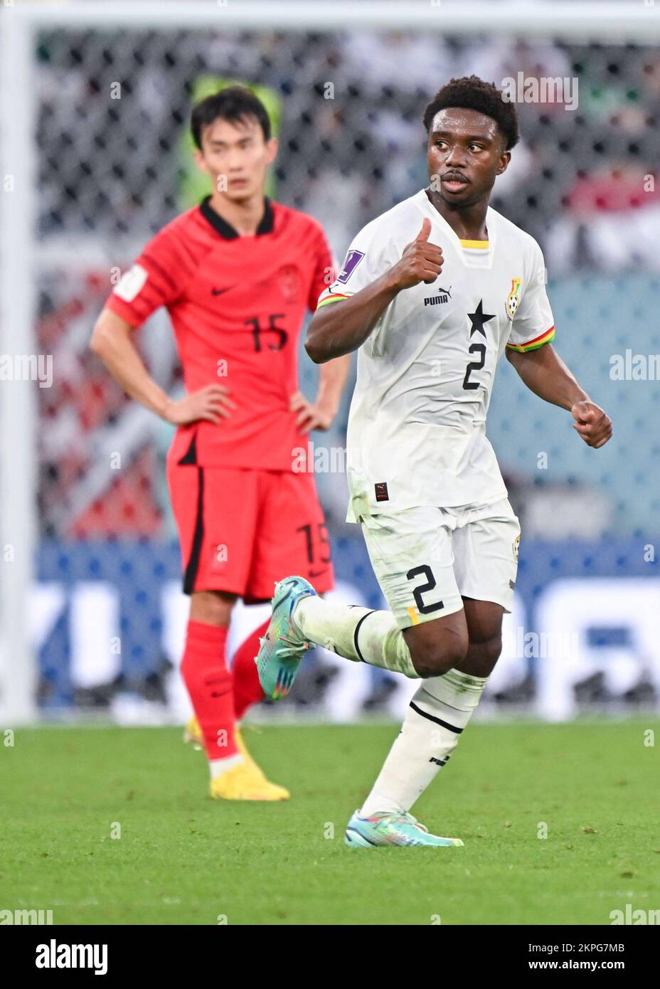 Al-Rayyan, Katar. 28.. November 2022. Tariq Lamptey (R) aus Ghana feiert das Spiel der Gruppe H zwischen Südkorea und Ghana bei der FIFA Weltmeisterschaft 2022 im Education City Stadium in Al Rayyan, Katar, am 28. November 2022. Kredit: Xiao Yijiu/Xinhua/Alamy Live News Stockfoto