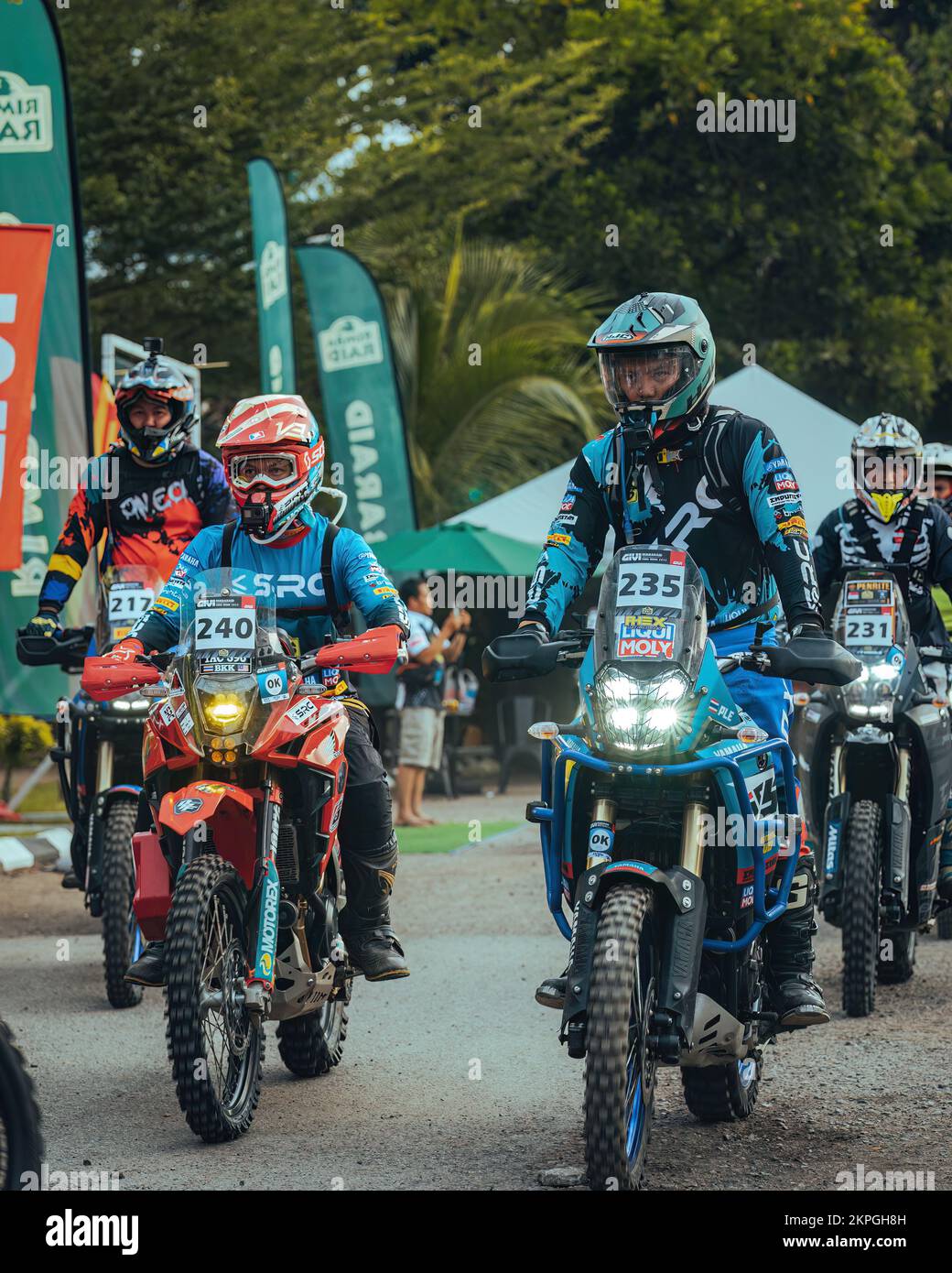 Pahang, Malaysia - 24. September 2022 Enduro-Motorradfahrer am Ausgangspunkt während des Trainings. Stockfoto