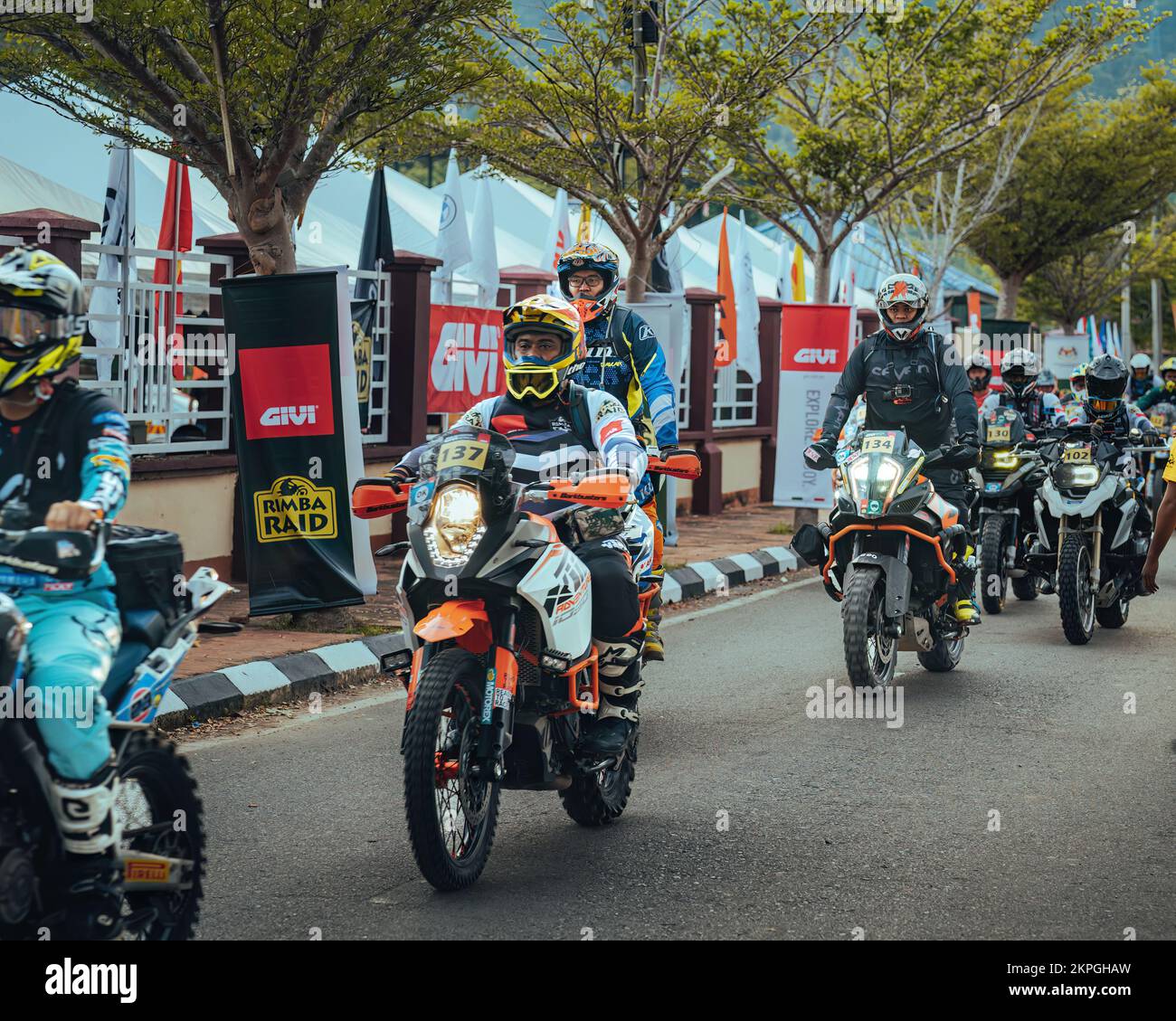 Pahang, Malaysia - 24. September 2022 Enduro-Motorradfahrer am Ausgangspunkt während des Trainings in der Nähe des Dschungels. Stockfoto