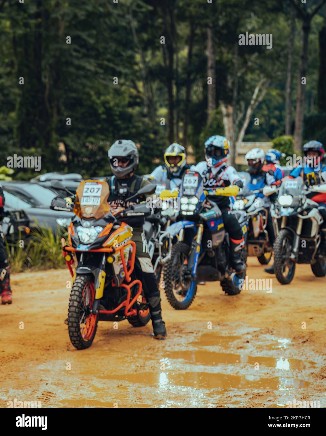 Pahang, Malaysia - 24. September 2022 verschwommene Enduro-Motorradfahrer am Ausgangspunkt während des Trainings in der Nähe des Dschungels. Stockfoto