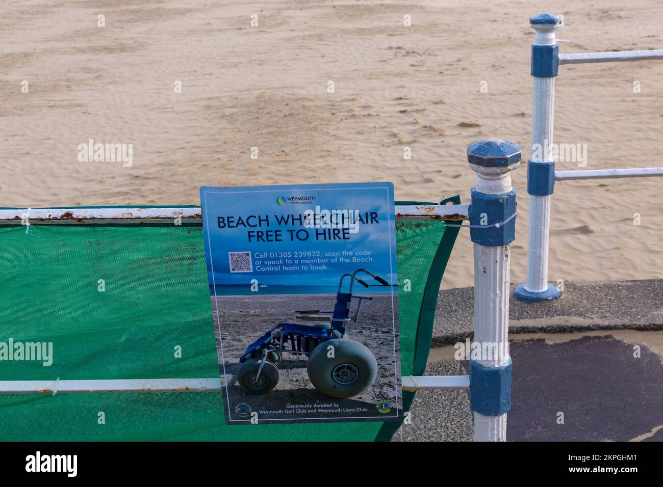 „Beach Rollstuhl frei vermietbar“-Schild am Weymouth Beach, Dorset UK im Oktober Stockfoto