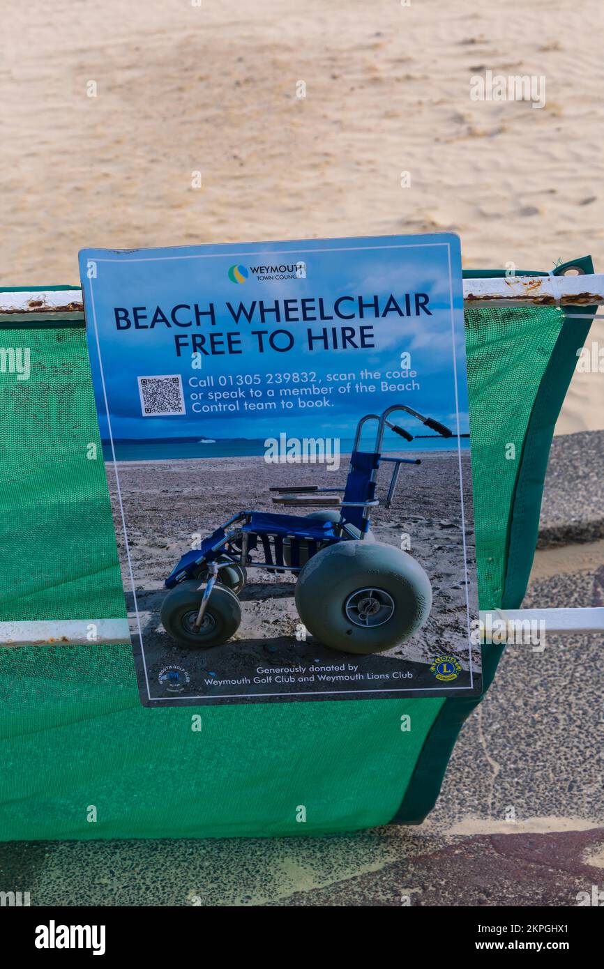 „Beach Rollstuhl frei vermietbar“-Schild am Weymouth Beach, Dorset UK im Oktober Stockfoto