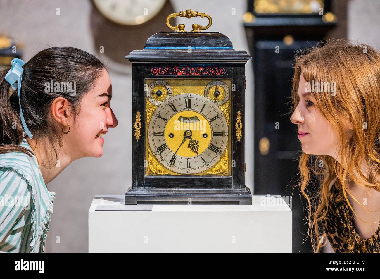 London, Großbritannien. 28.. November 2022. Die Hauptuhr war die Ebony-Uhr aus dem späten 17.. Jahrhundert, die sich wiederholte, markante Tischuhr Thomas Tompion, nein 198. Schätzung: 200.000–300.000 £ (abgebildet mit anderen Uhren aus dem Verkauf) - Vorschau auf den Verkauf von Feinuhren in der Bonhams New Bond Street, London. Kredit: Guy Bell/Alamy Live News Stockfoto