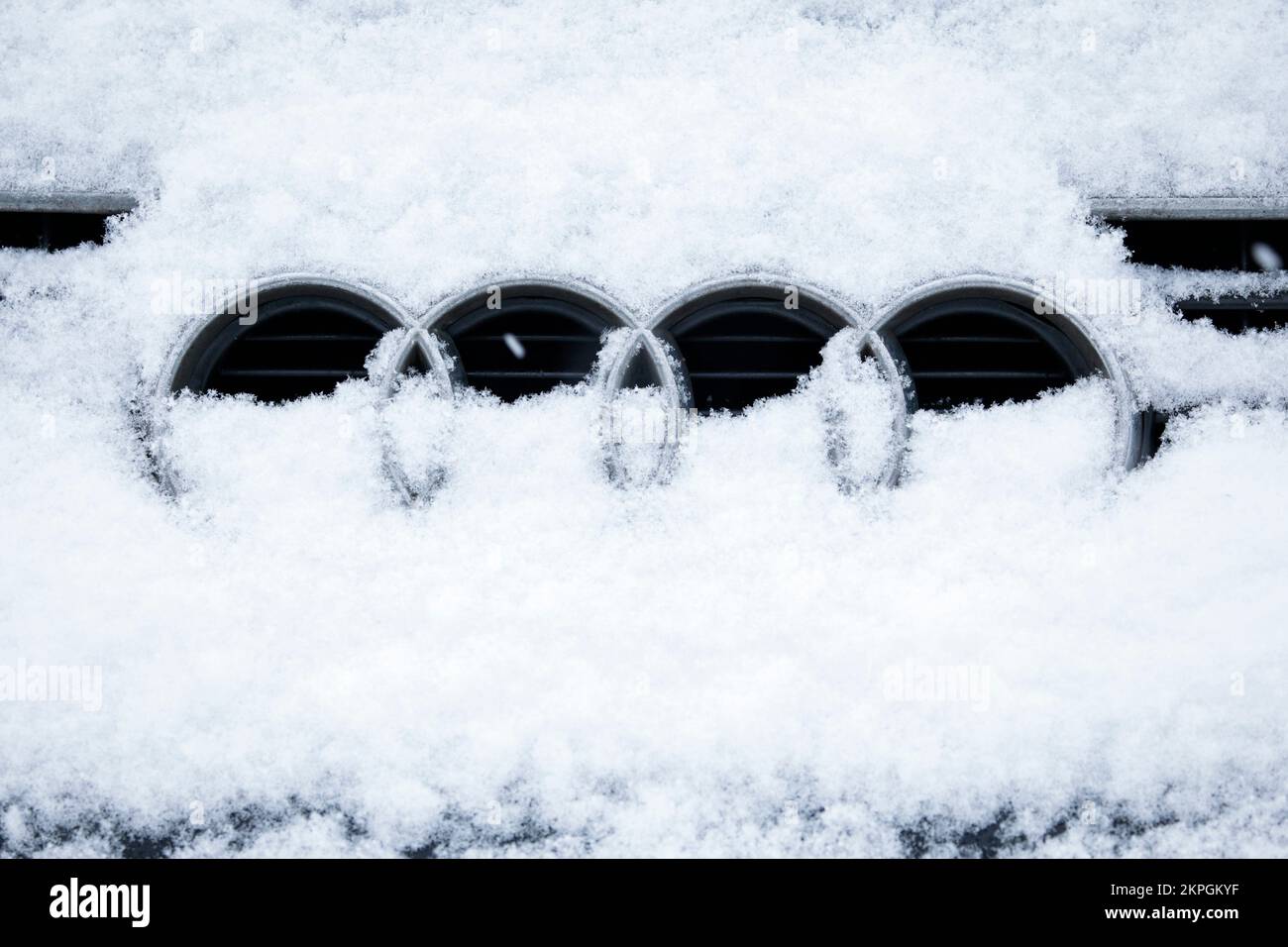 Am 24. November 2022 ist in Warschau, Polen, nach dem Schneefall ein Audi Logo auf einem Audi Fahrzeug zu sehen. (Foto: Jaap Arriens / Sipa USA) Stockfoto