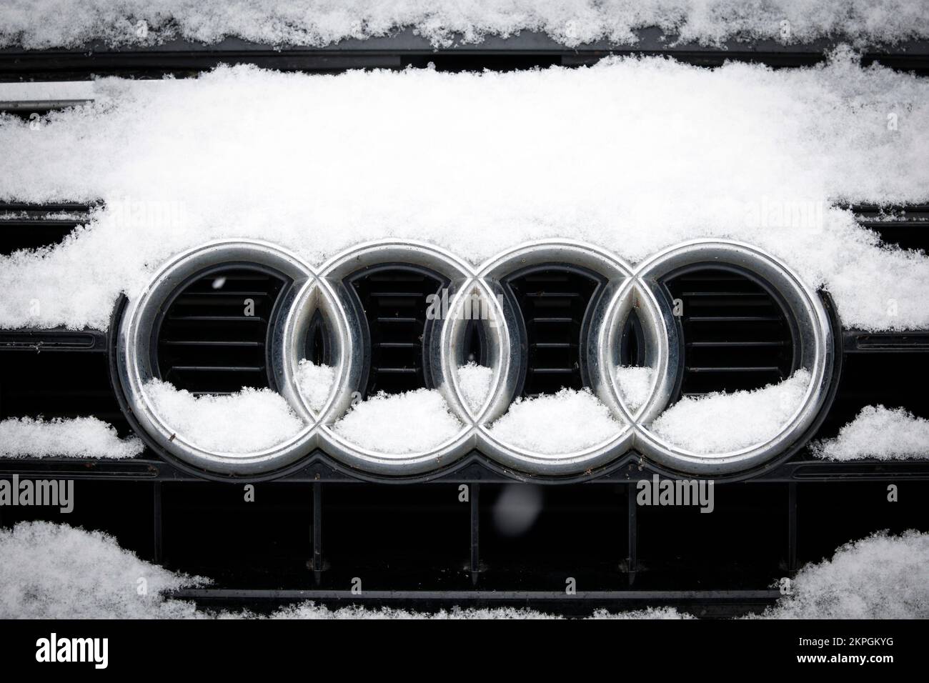 Am 24. November 2022 ist in Warschau, Polen, nach dem Schneefall ein Audi Logo auf einem Audi Fahrzeug zu sehen. (Foto: Jaap Arriens / Sipa USA) Stockfoto