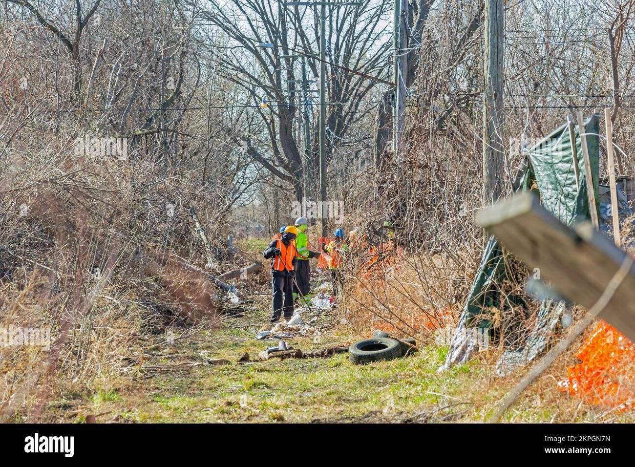 Detroit, Michigan – Arbeiter entfernen Bürsten und Schutt von einer verlassenen Bahnstrecke, die Teil des Joe Lewis Greenway sein wird, ein 27,5 km langer Hi Stockfoto
