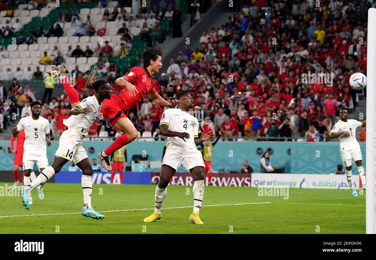 Der südkoreanische Cho GUE-sung erzielt während des Spiels der FIFA-Weltmeisterschaft Gruppe H im Education City Stadium in Al-Rayyan, Katar, das zweite Tor seiner Seite des Spiels. Foto: Montag, 28. November 2022. Stockfoto