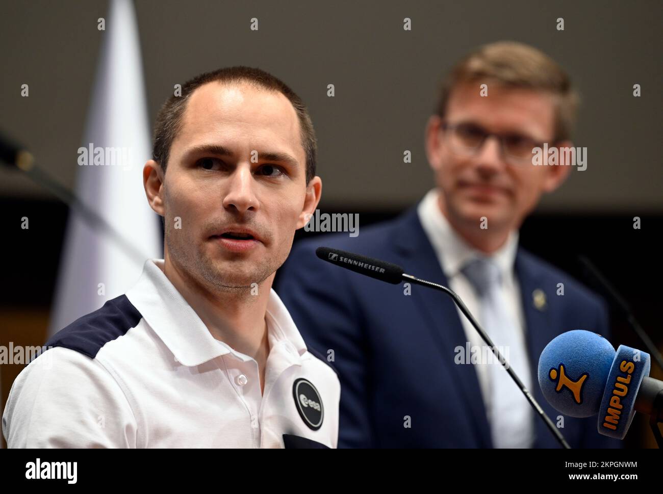 Prag, Tschechische Republik. 28.. November 2022. Von der Linken Pilot und Astronauten-Reserveteam der Europäischen Weltraumorganisation Ales Svoboda und der tschechische Verkehrsminister Martin Kupka (ODS) sprechen auf der Pressekonferenz des Festivals der Tschechischen Weltraumwoche in Prag am 28. November 2022. Kredit: Katerina Sulova/CTK Photo/Alamy Live News Stockfoto