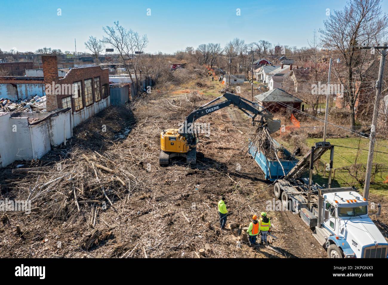 Detroit, Michigan – Arbeiter entfernen Bürsten und Schutt von einer verlassenen Bahnstrecke, die Teil des Joe Lewis Greenway sein wird, ein 27,5 km langer Hi Stockfoto