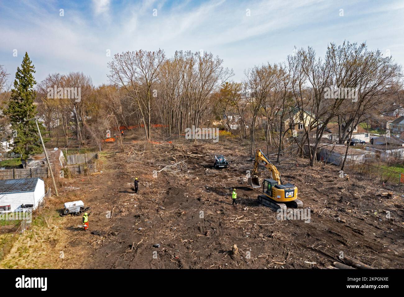 Detroit, Michigan – Arbeiter säubern Bäume von einer verlassenen Eisenbahnstrecke, die Teil des Joe Lewis Greenway ist, einer 27,5 km langen Wanderung und Bibo Stockfoto