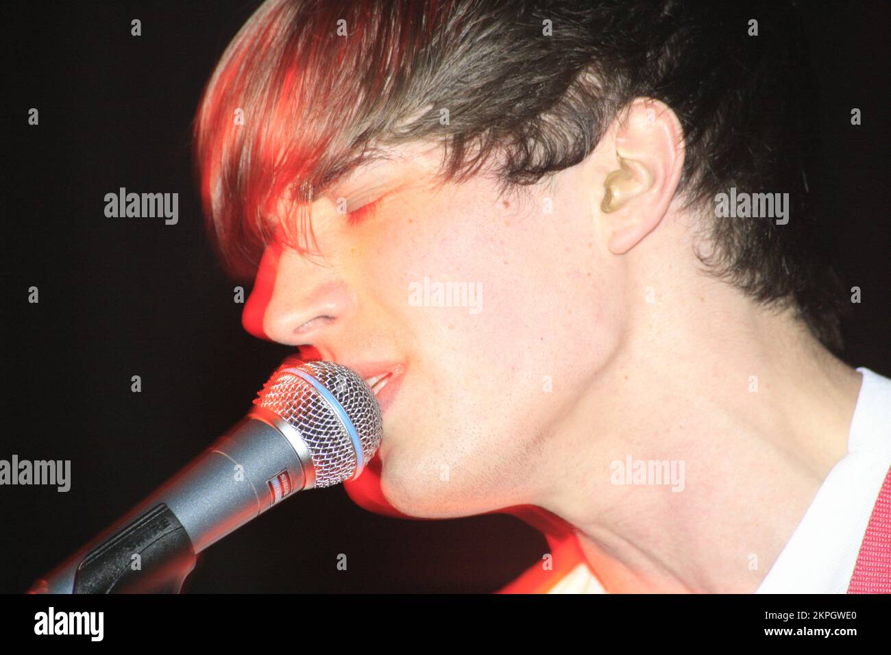 Tom Denney, Gesang und Gitarre mit HILFE SHE CAN'T SWIM im Clwb IFOR Bach (The Welsh Club) in Cardiff, 25. Januar 2007. Foto © ROB WATKINS. INFO: Help She Can't Swim war eine britische Indie-Rock-Band, die 2003 gegründet wurde. Bekannt für ihre energiegeladenen Auftritte und witzigen, angstgetriebenen Texte, veröffentlichten sie bekannte Alben wie „Fashionista Super Dance Troupe“, bevor sie sich 2008 auflösten Stockfoto