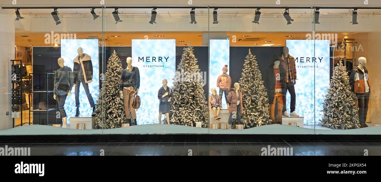 Nächster Einzelhandelsladen Nahaufnahme Teil von Christmas Tree & Merry Everything Shop Schaufensterausstellung für Mode Mode Schaufensterpuppen England UK Stockfoto