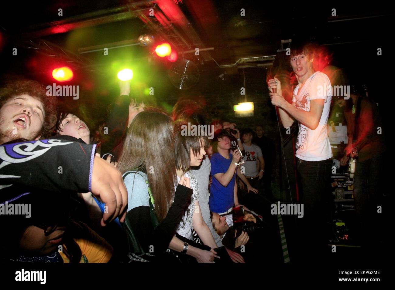 HELP SHE CAN'T SWIM im Clwb IFOR Bach (The Welsh Club) in Cardiff, 25. Januar 2007. Foto: ROB WATKINS. INFO: Help She Can't Swim war eine britische Indie-Rock-Band, die 2003 gegründet wurde. Bekannt für ihre energiegeladenen Auftritte und witzigen, angstgetriebenen Texte, veröffentlichten sie bekannte Alben wie „Fashionista Super Dance Troupe“, bevor sie sich 2008 auflösten Stockfoto