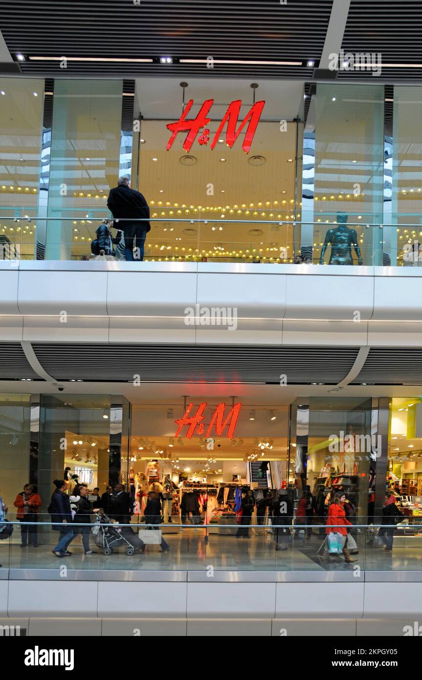 Einkaufszentrum mit Balkonen auf zwei Ebenen H&M multinationales schwedisches Bekleidungsgeschäft konzentriert sich auf Bekleidung für die schnelle Mode England UK Stockfoto
