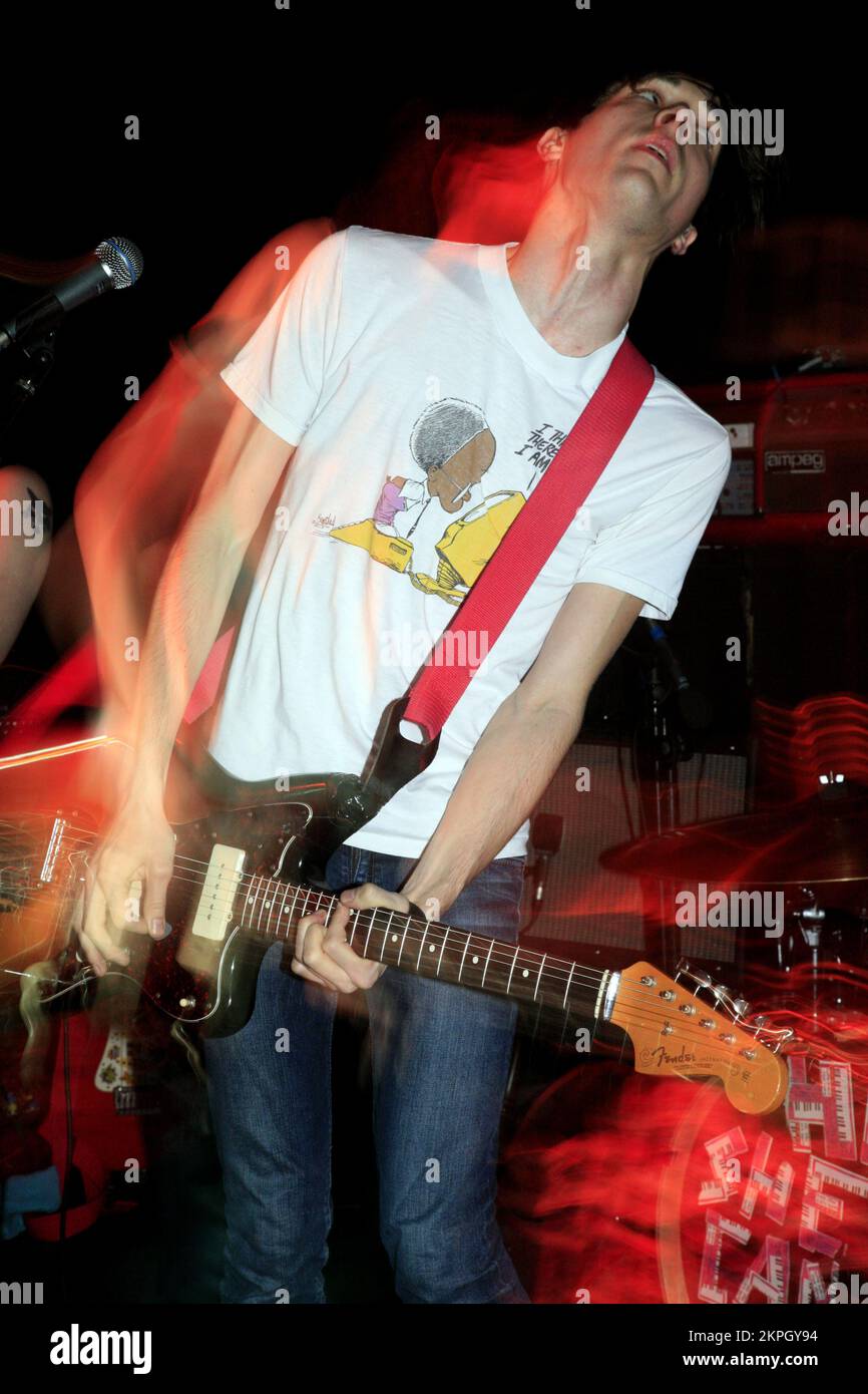 Tom Denney, Gesang und Gitarre mit HILFE SHE CAN'T SWIM im Clwb IFOR Bach (The Welsh Club) in Cardiff, 25. Januar 2007. Foto © ROB WATKINS. INFO: Help She Can't Swim war eine britische Indie-Rock-Band, die 2003 gegründet wurde. Bekannt für ihre energiegeladenen Auftritte und witzigen, angstgetriebenen Texte, veröffentlichten sie bekannte Alben wie „Fashionista Super Dance Troupe“, bevor sie sich 2008 auflösten Stockfoto